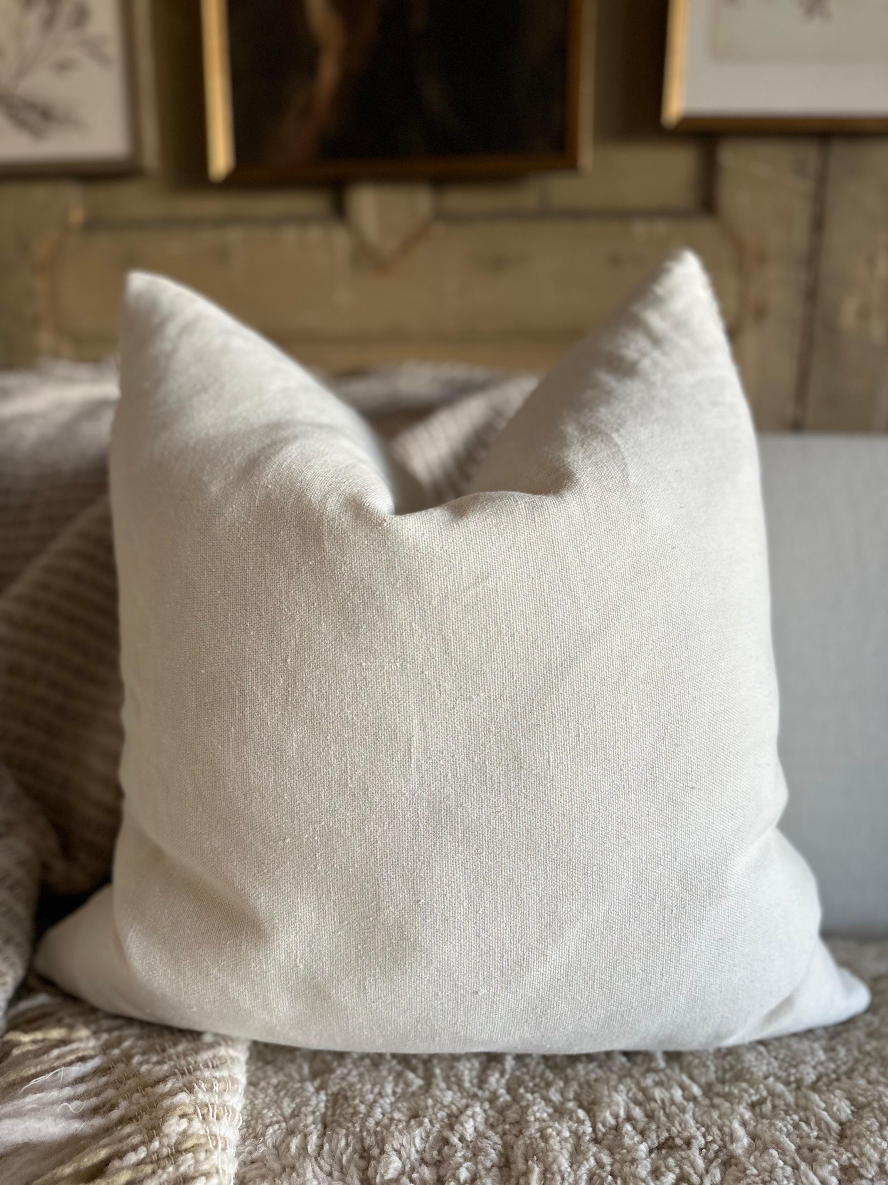 French Wooly Boucle and Linen Accent Pillow Blanc For Sale 1