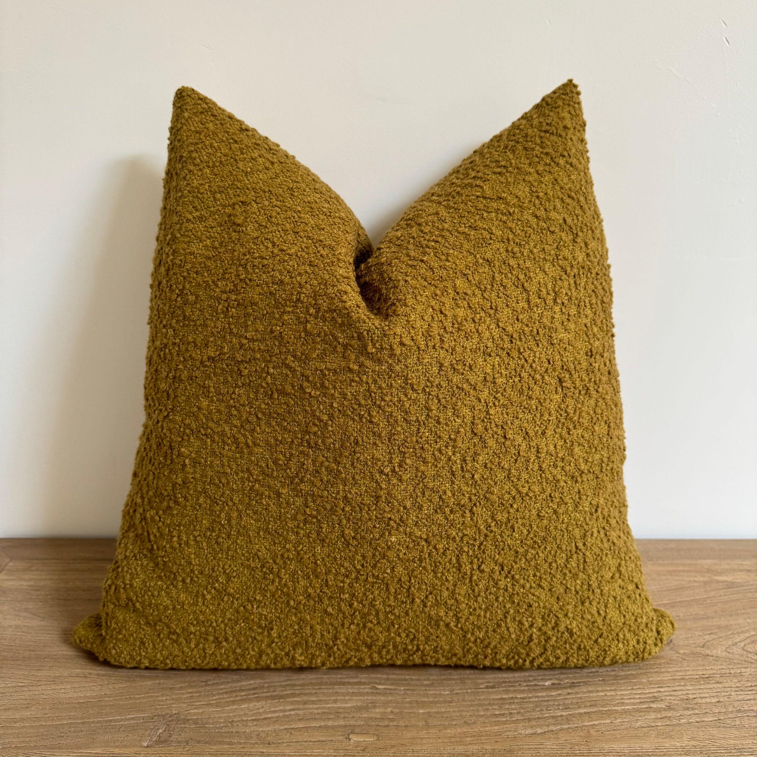 Una lussuosa faccia in bouclette di lana con retro in lino lavato a pietra.
Il tessuto in lino e bouclé è importato dalla Francia.
Realizzato su ordinazione, può essere personalizzato in base alle tue dimensioni.
Colore: ocra
Cerniera in ottone