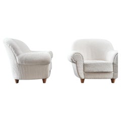 Travail français, paire de fauteuils enveloppants en laine d'agneau et noyer, vers 1935.