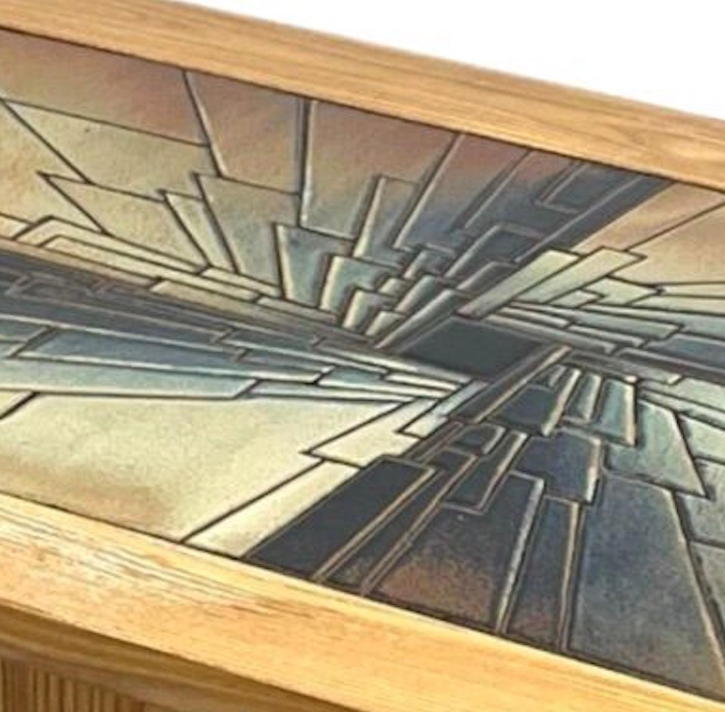 Brutalisme Travail français, table basse en pin, plateau en céramique abstraite, vers 1970. en vente