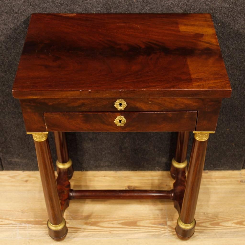 French work table from mid-20th century. Empire-style furniture in mahogany wood with gilded and chiseled bronze and brass decorations. Side table with opening top complete with mirror and front drawer of discrete capacity and service. Furniture