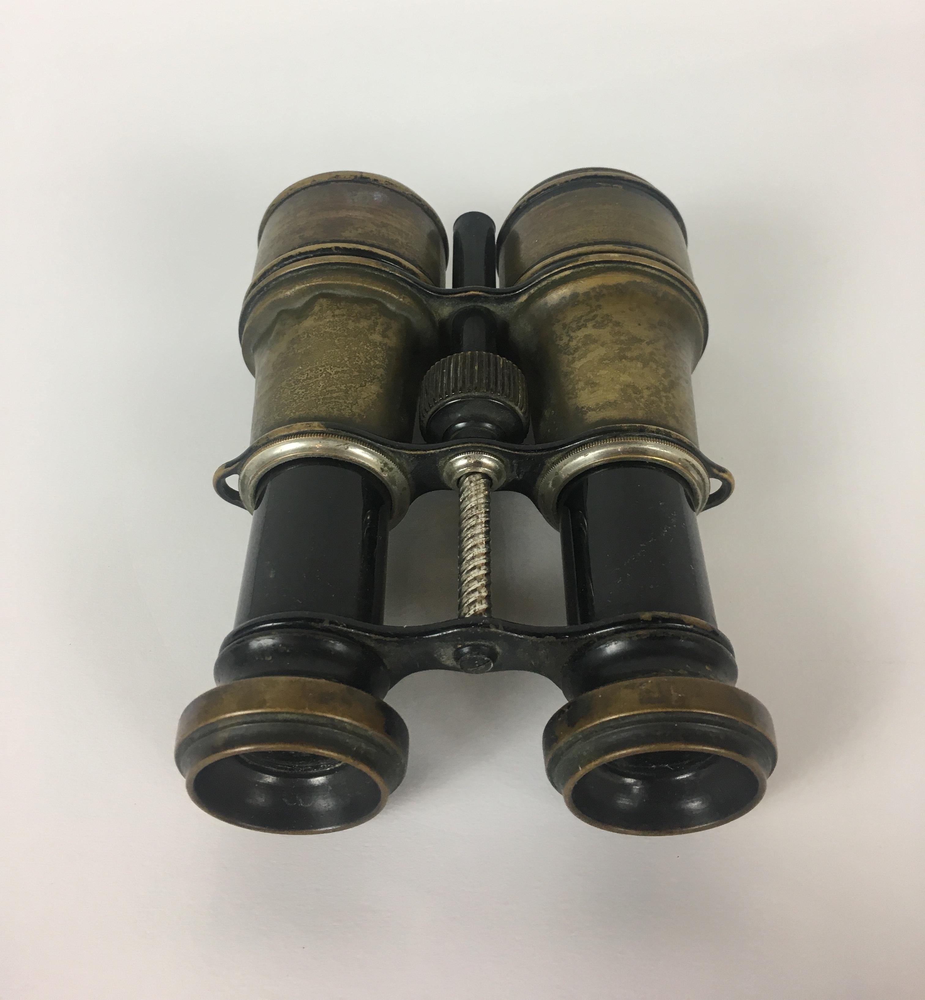 A pair of WWI artillery binoculars, optician Duval Aine, optician in Annecy, France. The binoculars are in working order but needs some restoration, they are made of metal. A nice militaria collector's piece.
 