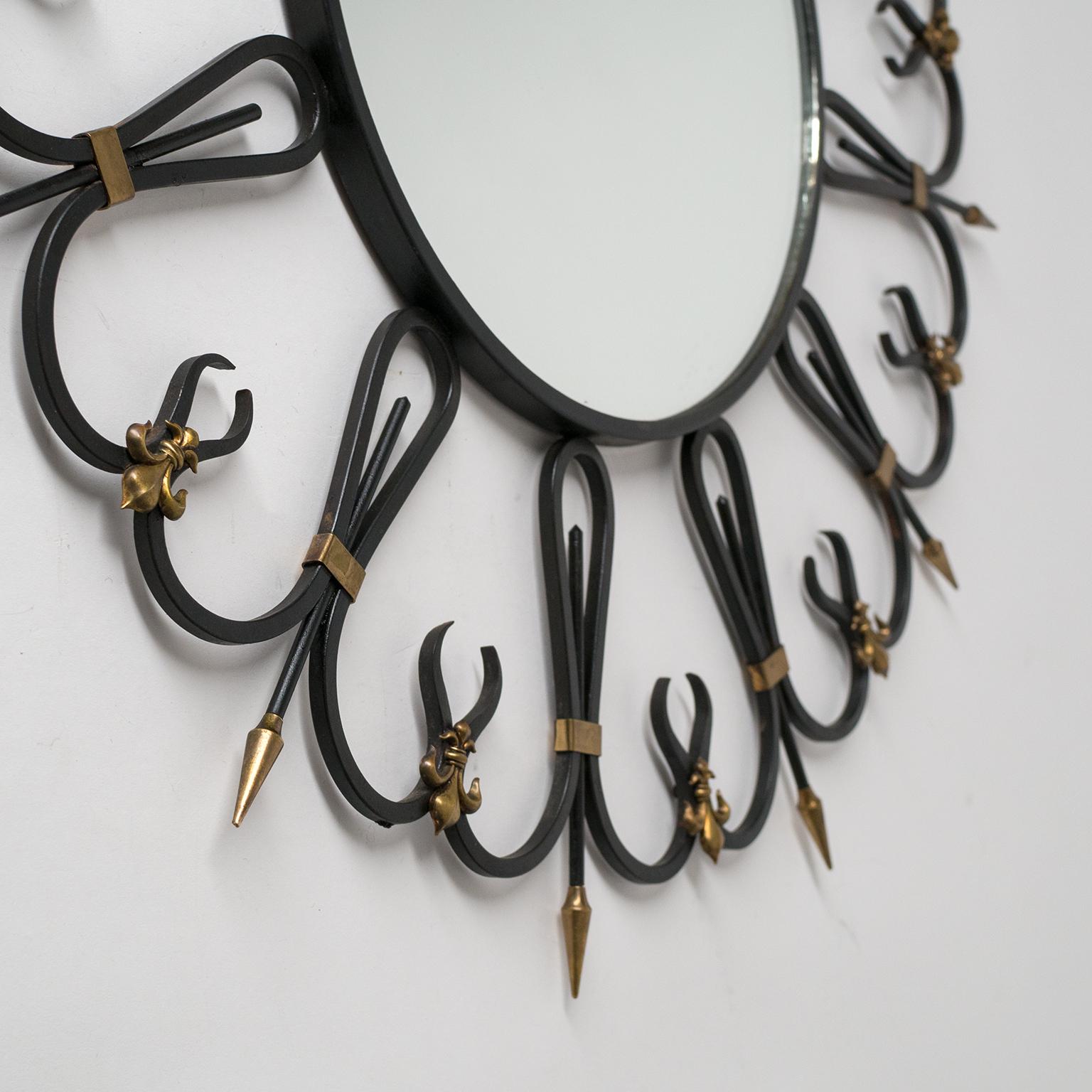 Mid-Century Modern Miroir en fer forgé français, datant d'environ 1960, détails en laiton Fleur de Lys