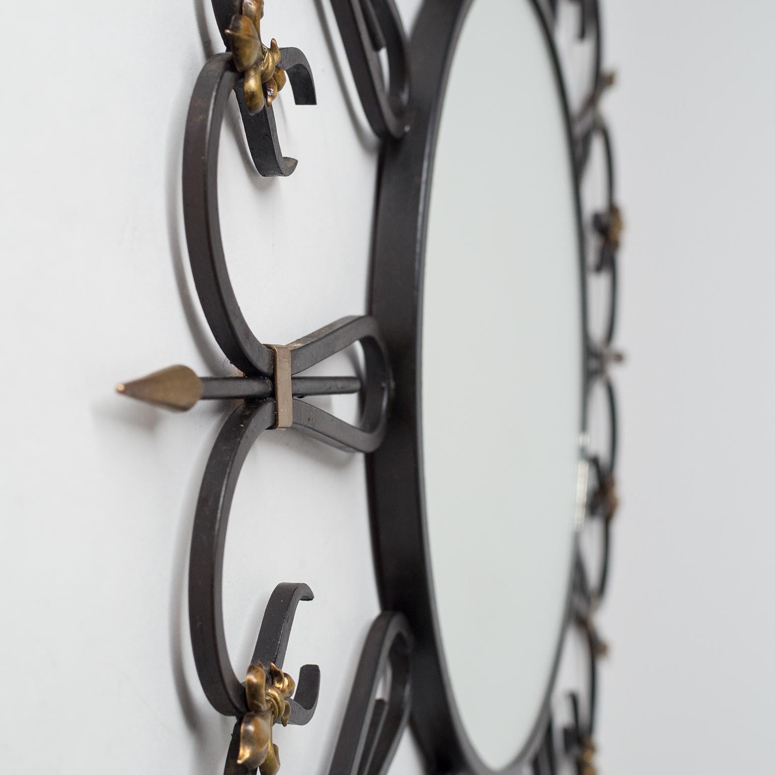 Miroir en fer forgé français, datant d'environ 1960, détails en laiton Fleur de Lys Bon état à Vienna, AT