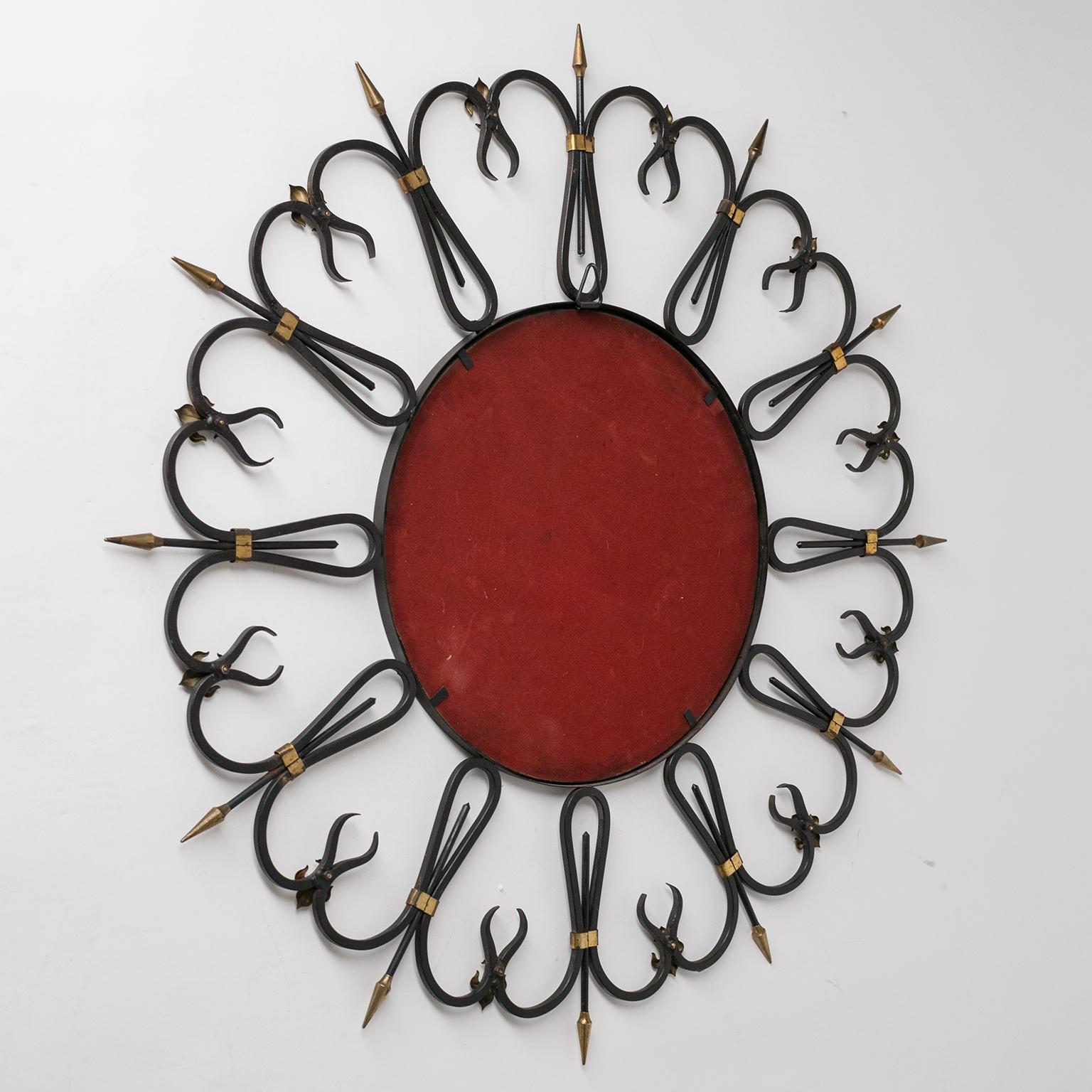 Miroir en fer forgé français, datant d'environ 1960, détails en laiton Fleur de Lys 1