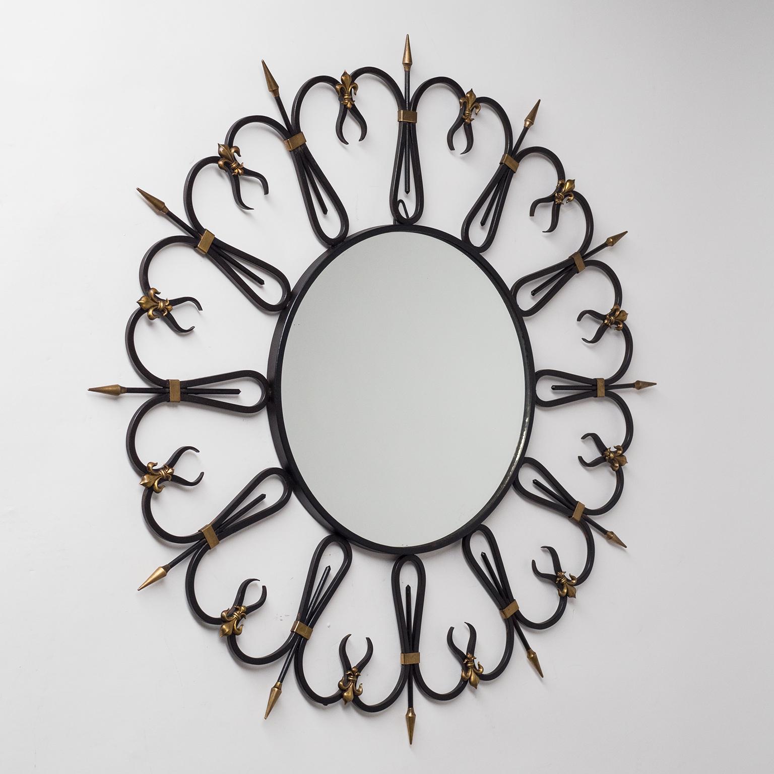Miroir en fer forgé français, datant d'environ 1960, détails en laiton Fleur de Lys 2