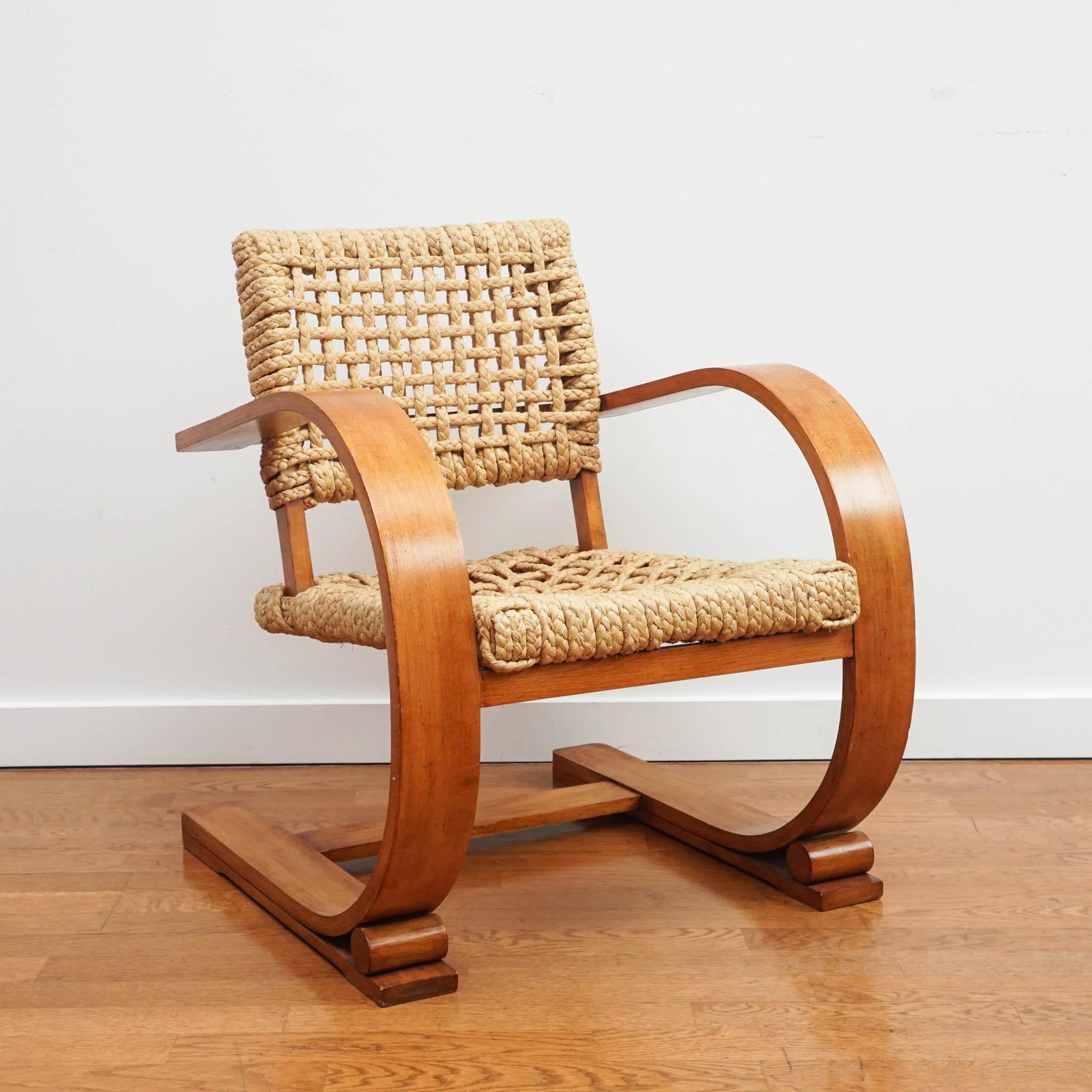 Chaises mûres françaises du milieu du siècle par Adrien Audox et Frida Minet pour Vibo. Magnifiques sièges en bois courbé et en corde tressée d'origine.