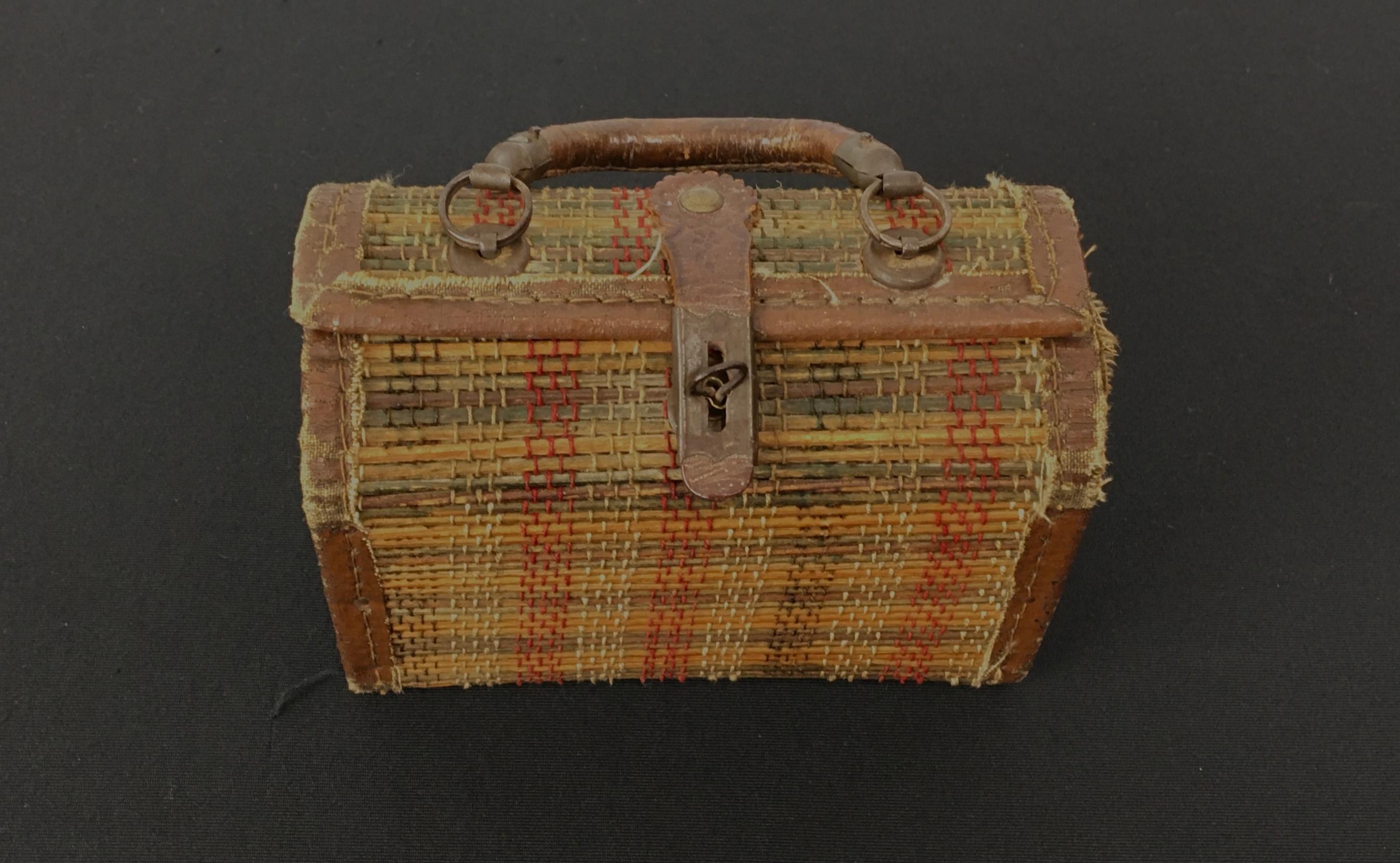 20ième siècle Mini sac à main, boîte de déjeuner, valise, sac à main en canne colorée tissée française en vente