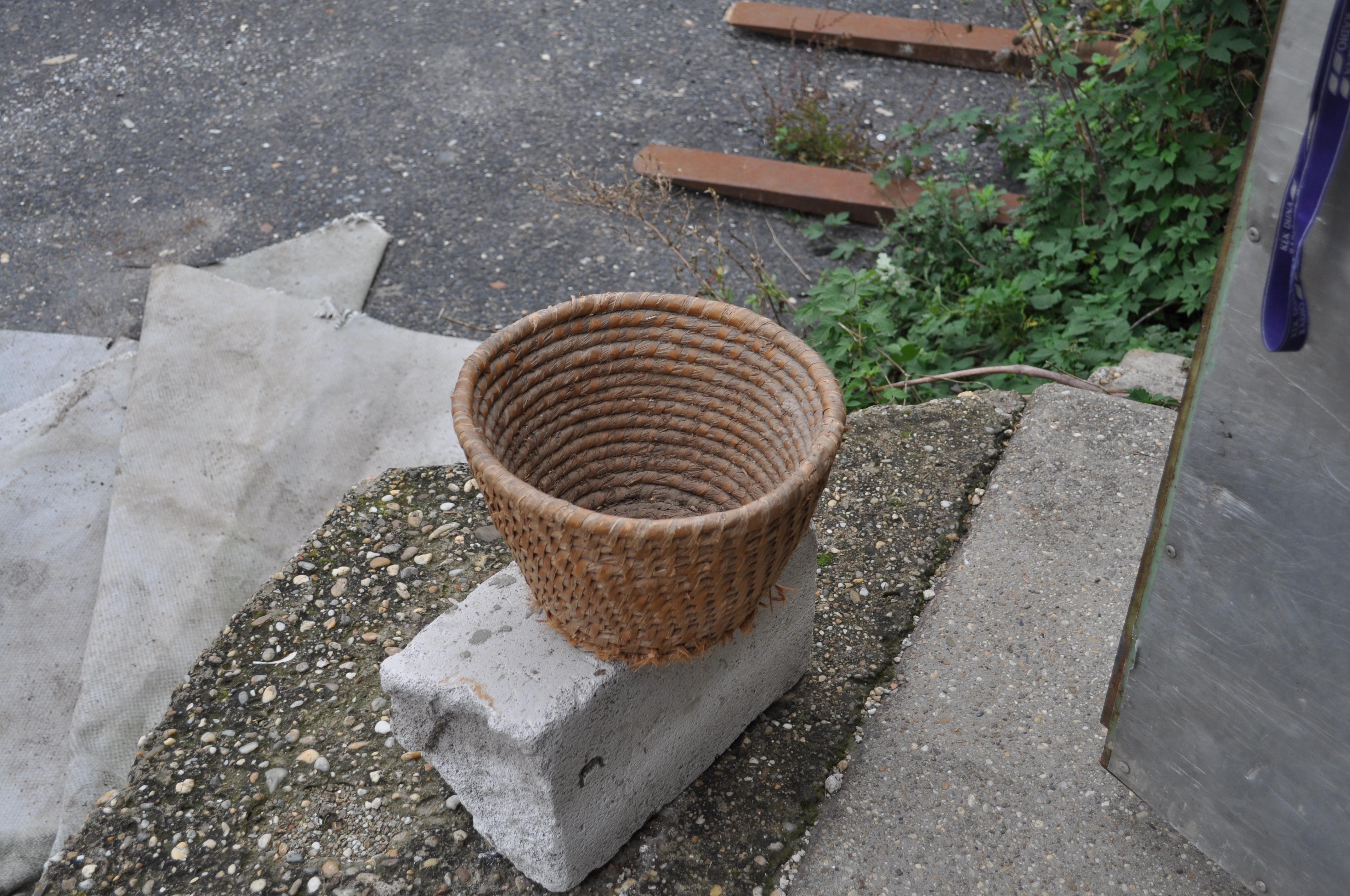 French Woven Round Basket In Good Condition For Sale In Lábatlan, HU