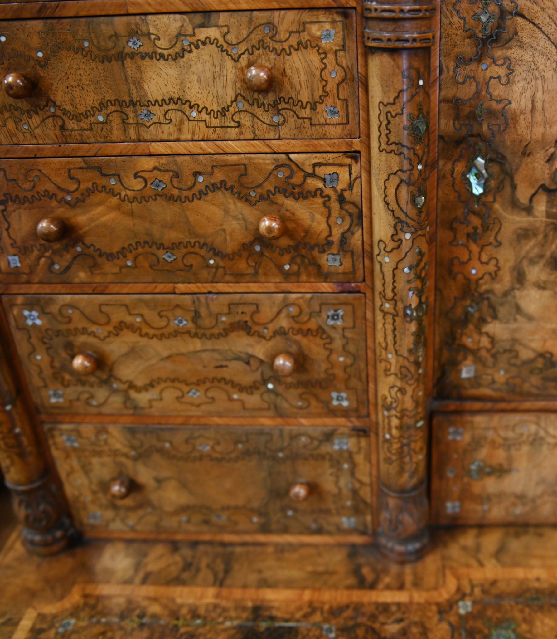 Großer französischer Schreibtisch aus Wurzelnussholz mit umfangreichen Schubladen
Feine Intarsienarbeiten aus Perlmutt
CIRCA 1860
Die Hauptschublade lässt sich öffnen und gibt den Blick auf eine mit blauem Beize ausgekleidete Schreibfläche
