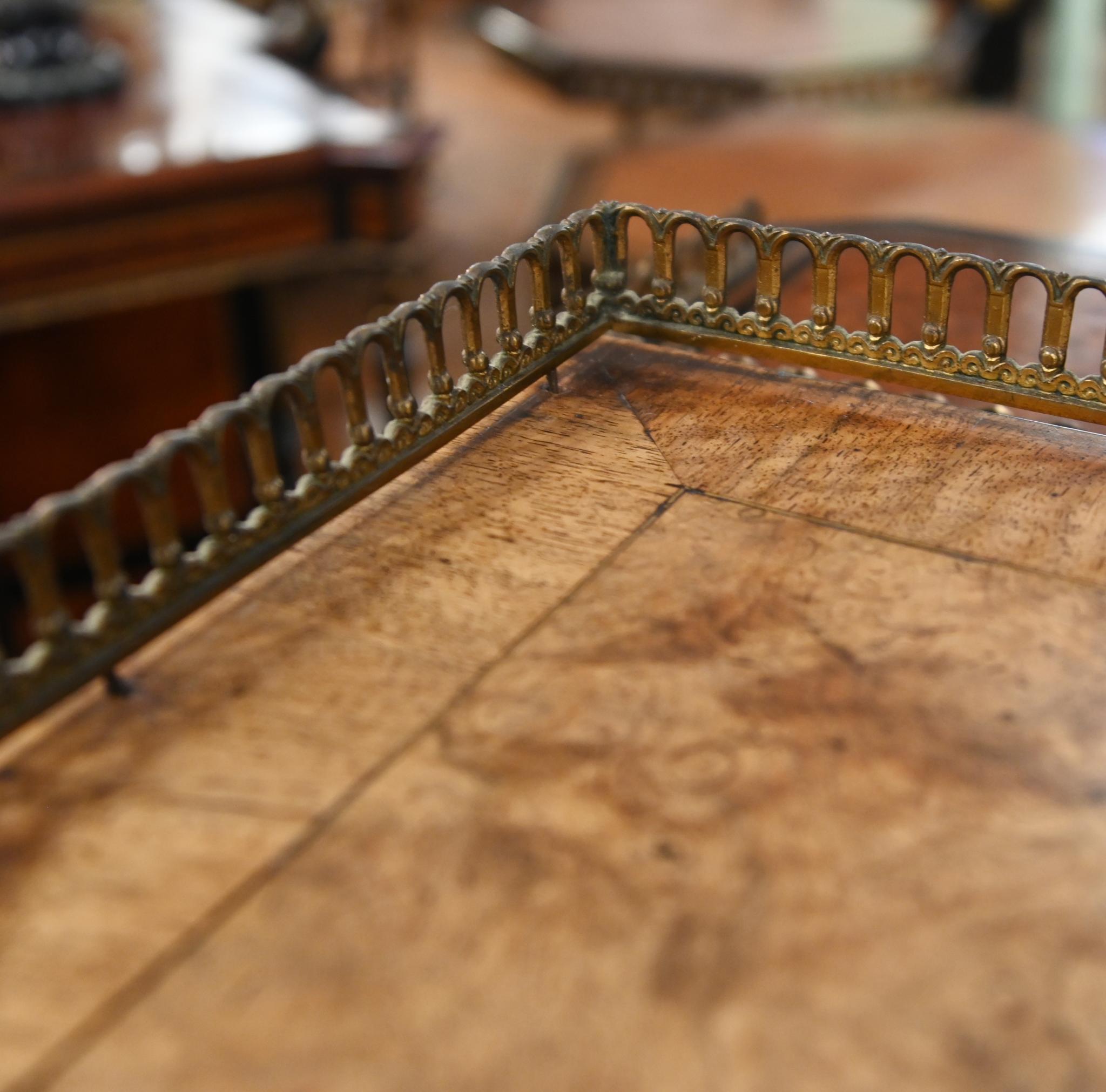 Französisch Schreibtisch Bureau Nussbaum Inlay Perlmutt 1860 (Mittleres 19. Jahrhundert) im Angebot