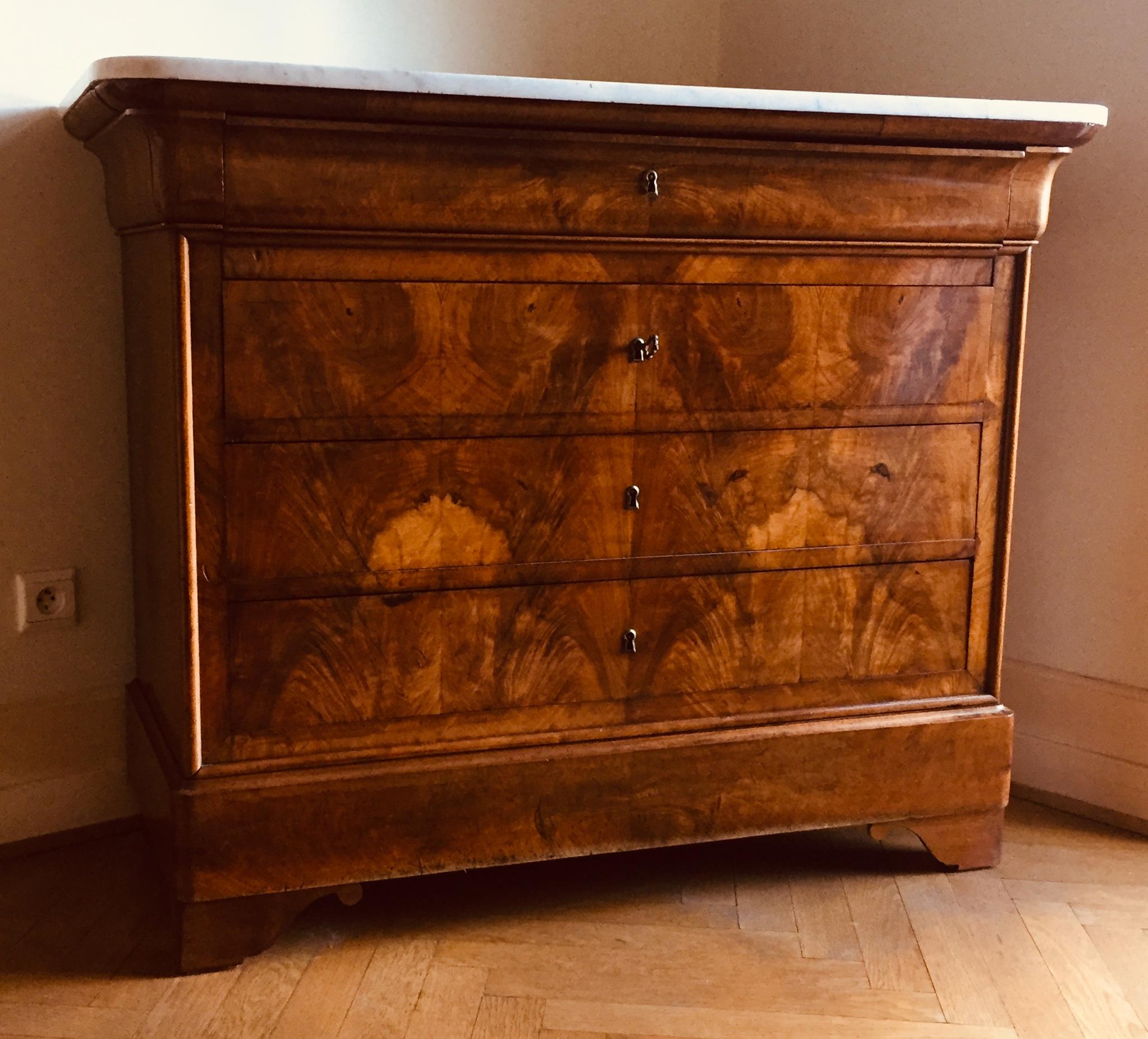 Exquisite chest of Drawers (4 drawers plus the upper part as writing desk) in the writing desk space are 6 small drawers plus 2 secret panels on both each side. The dark blue leather flat part of the desk is from origine.
Nothing has been