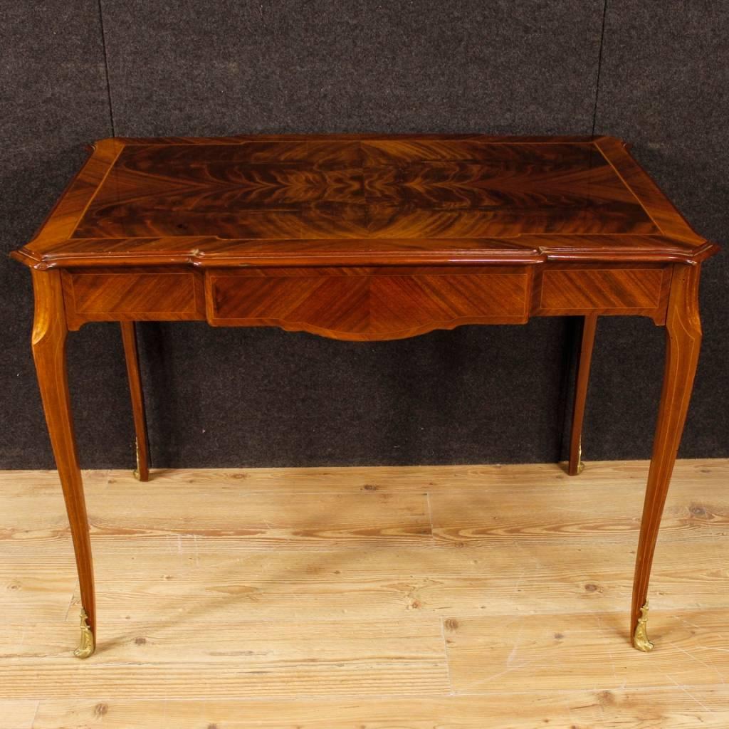 French writing desk from mid-20th century. Furniture finished for the centre, pleasantly inlaid in mahogany, maple and fruitwood. Writing table for living room with one drawer of good capacity. Small desk that can be easily placed in different parts