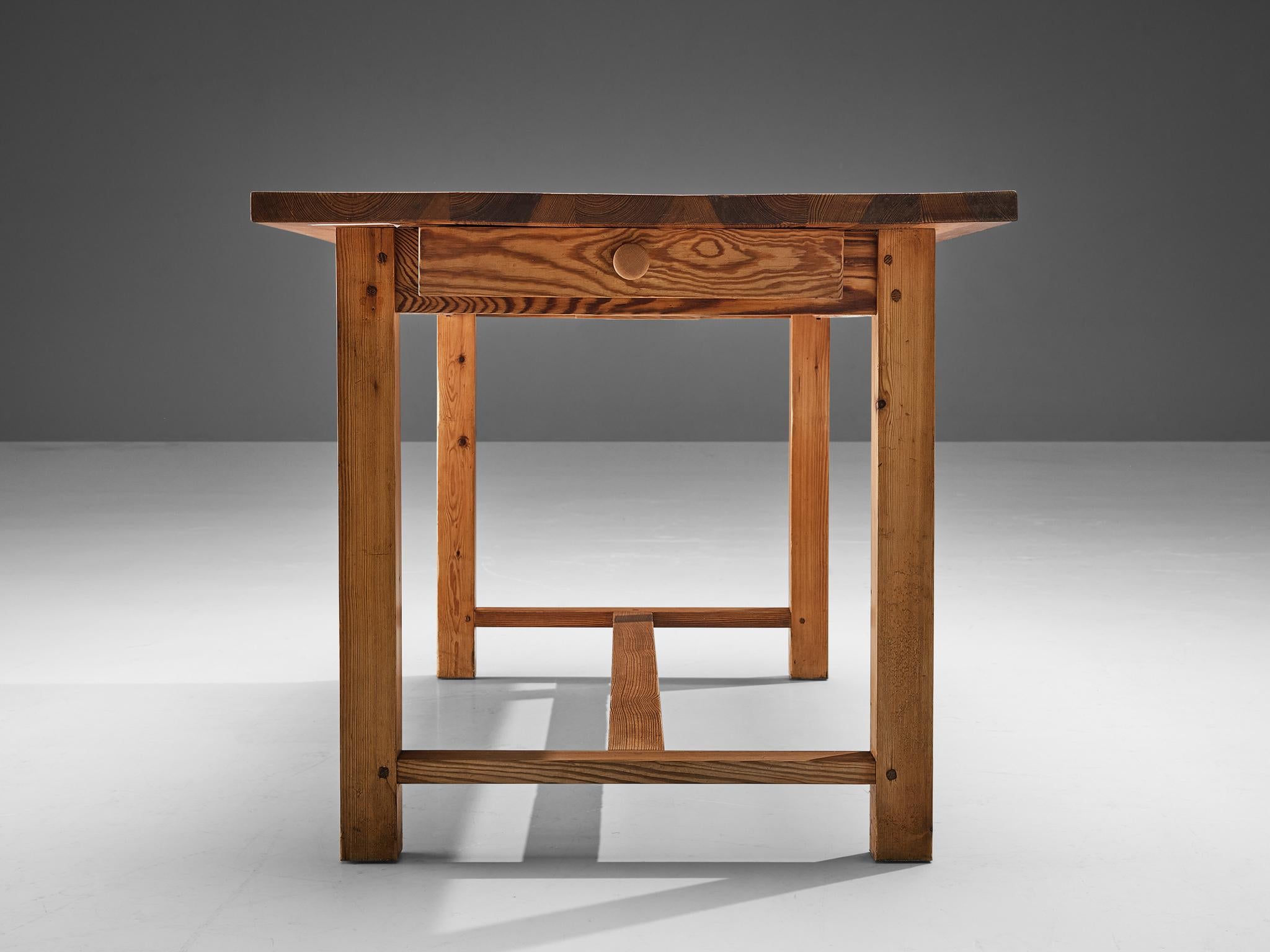 Writing desk, pine, France, 1960s 

This writing desk of French origin has a splendid construction that epitomizes a simplistic, natural and timeless aesthetic. The design is characterized by clear, straight lines and sharp edges, which are