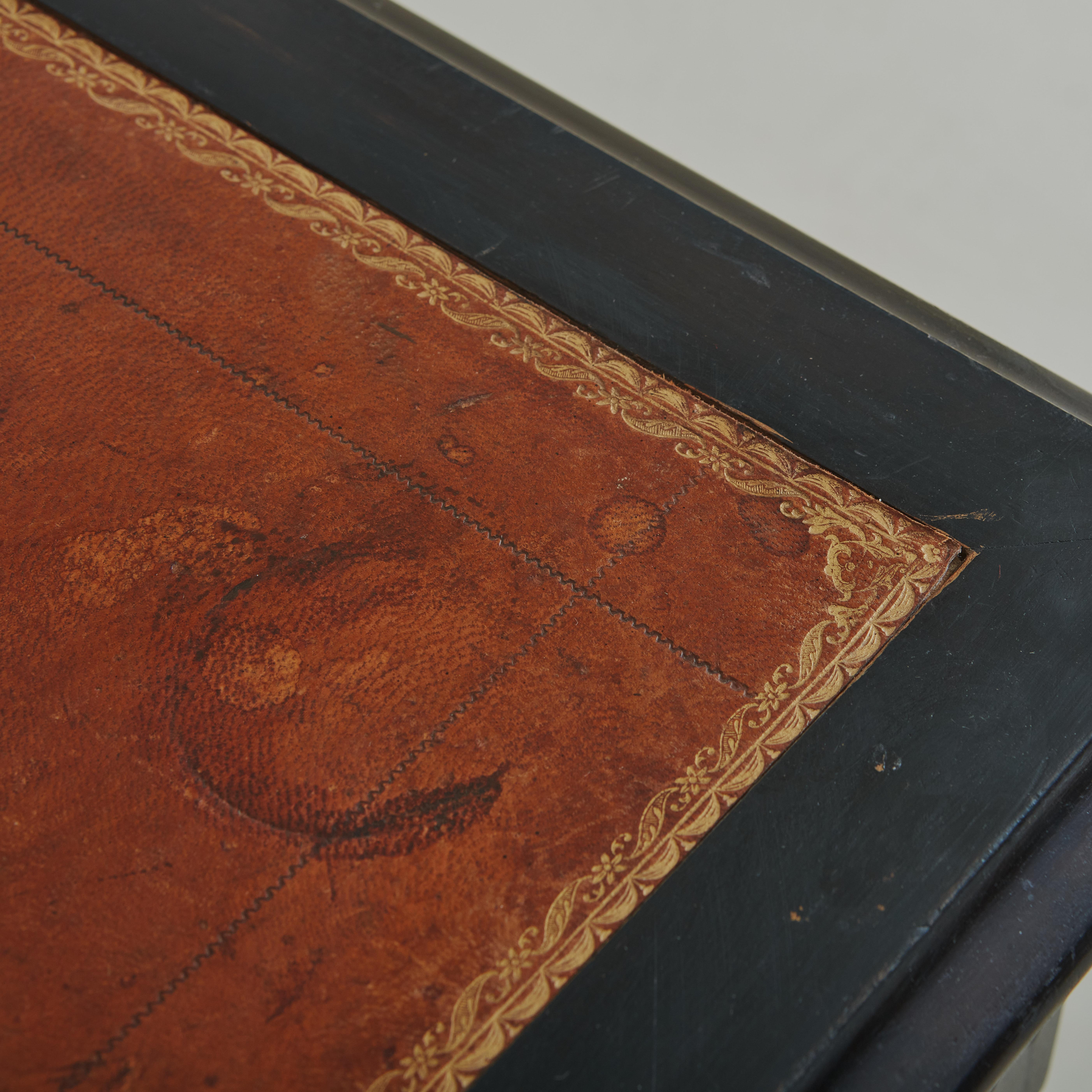 Cuir Bureau français avec plateau en cuir embossé dans le style Louis XVI en vente