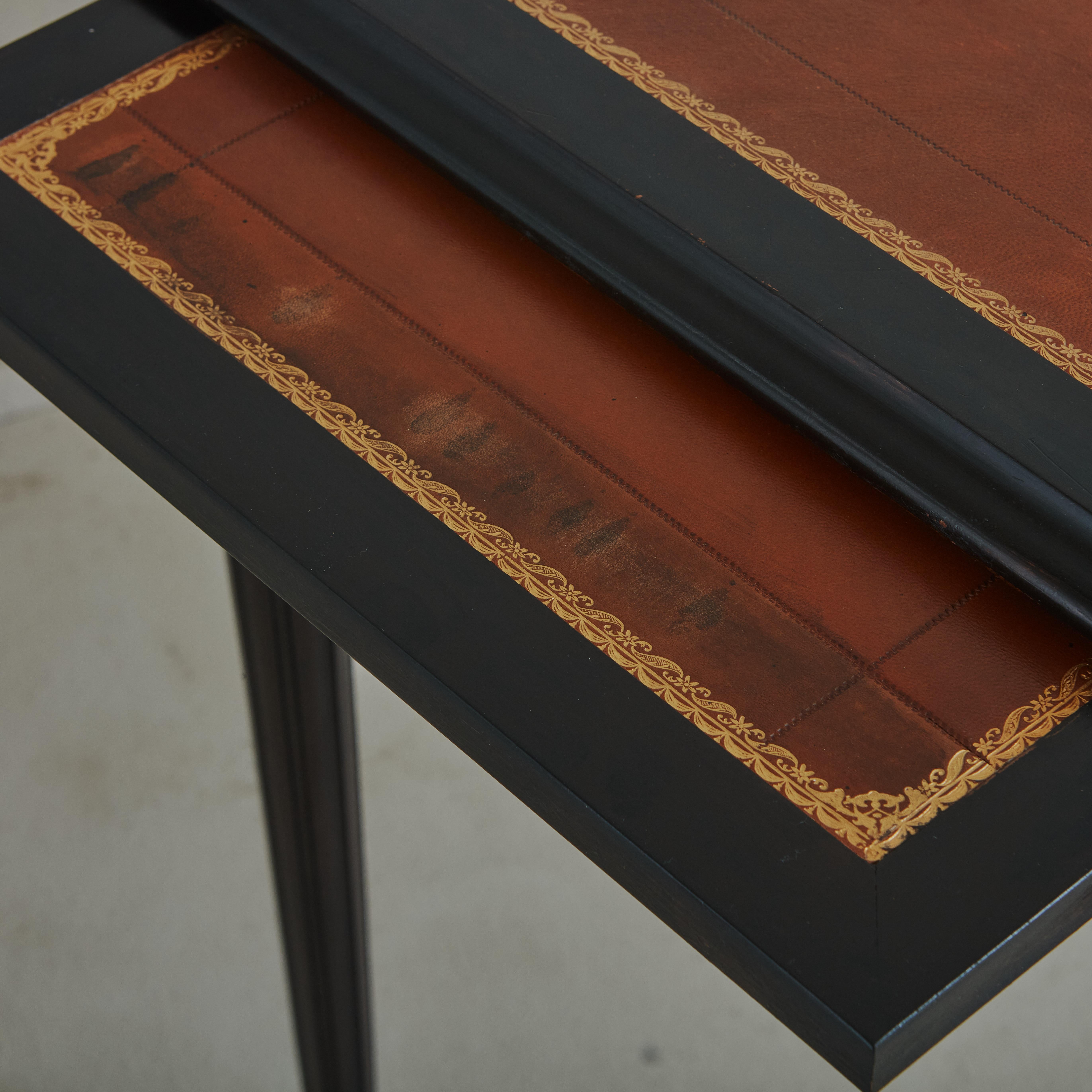 Französischer Schreibtisch mit geprägter Lederplatte im Stil von Louis XVI. im Angebot 5