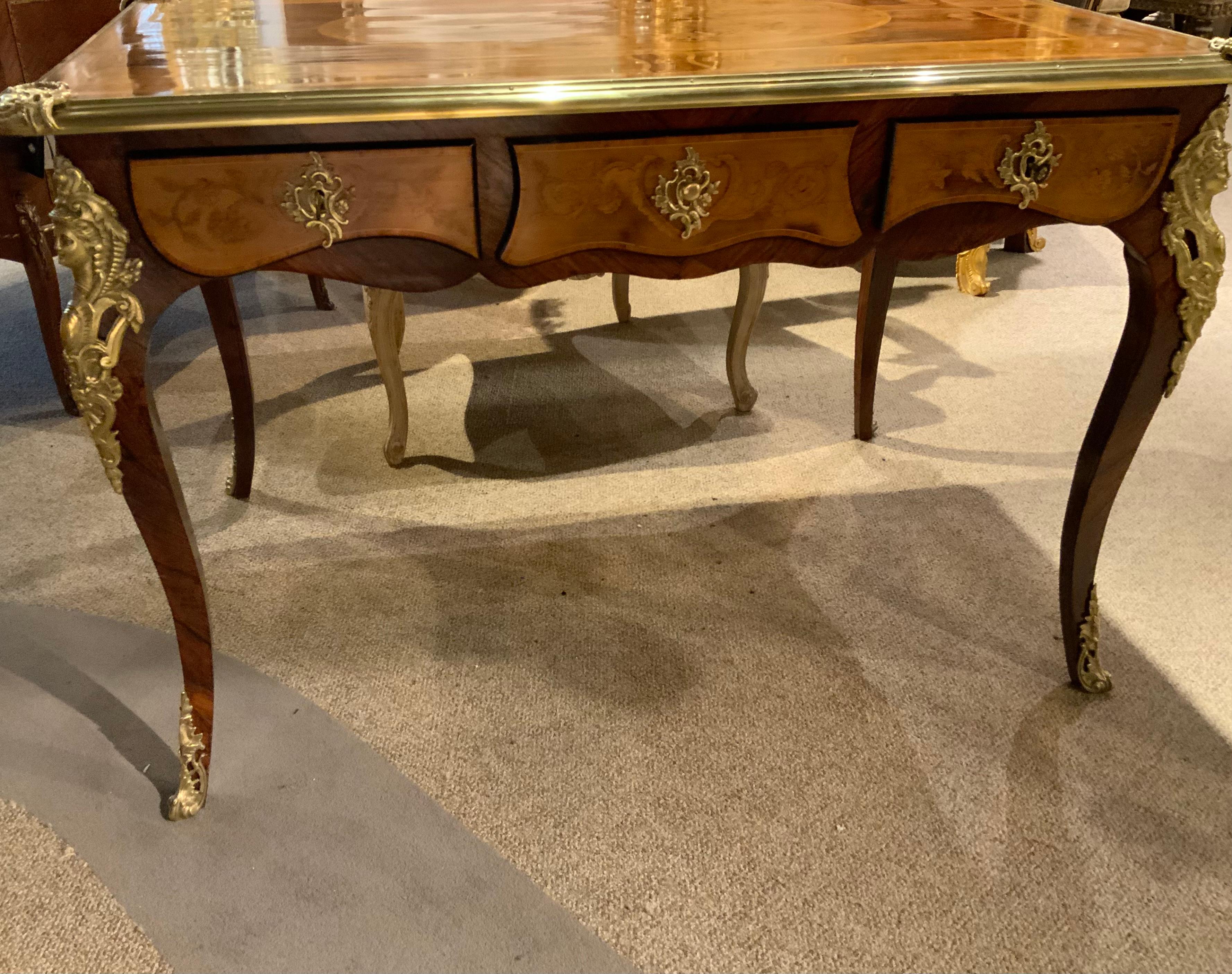 La combinazione di Wood utilizzati rende questo pezzo molto speciale.
Presenta legno di palissandro, tulipier e satinwood combinati con intricate 
Disegni floreali su tutti i lati. I supporti in bronzo impreziosiscono questa scrivania di pregio.
È