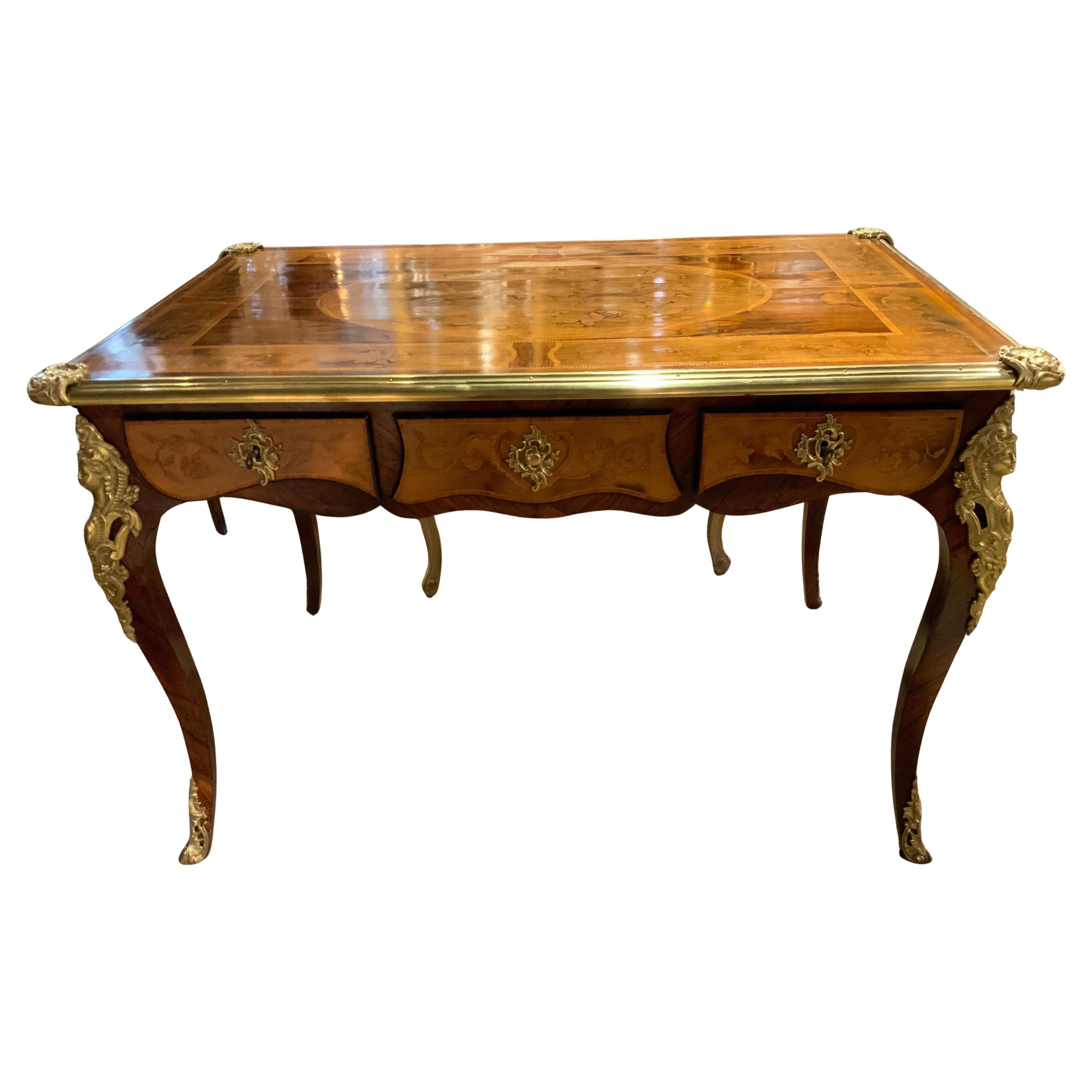 Bureau français en bronze doré et marqueterie