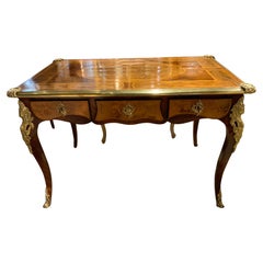Bureau français en bronze doré et marqueterie