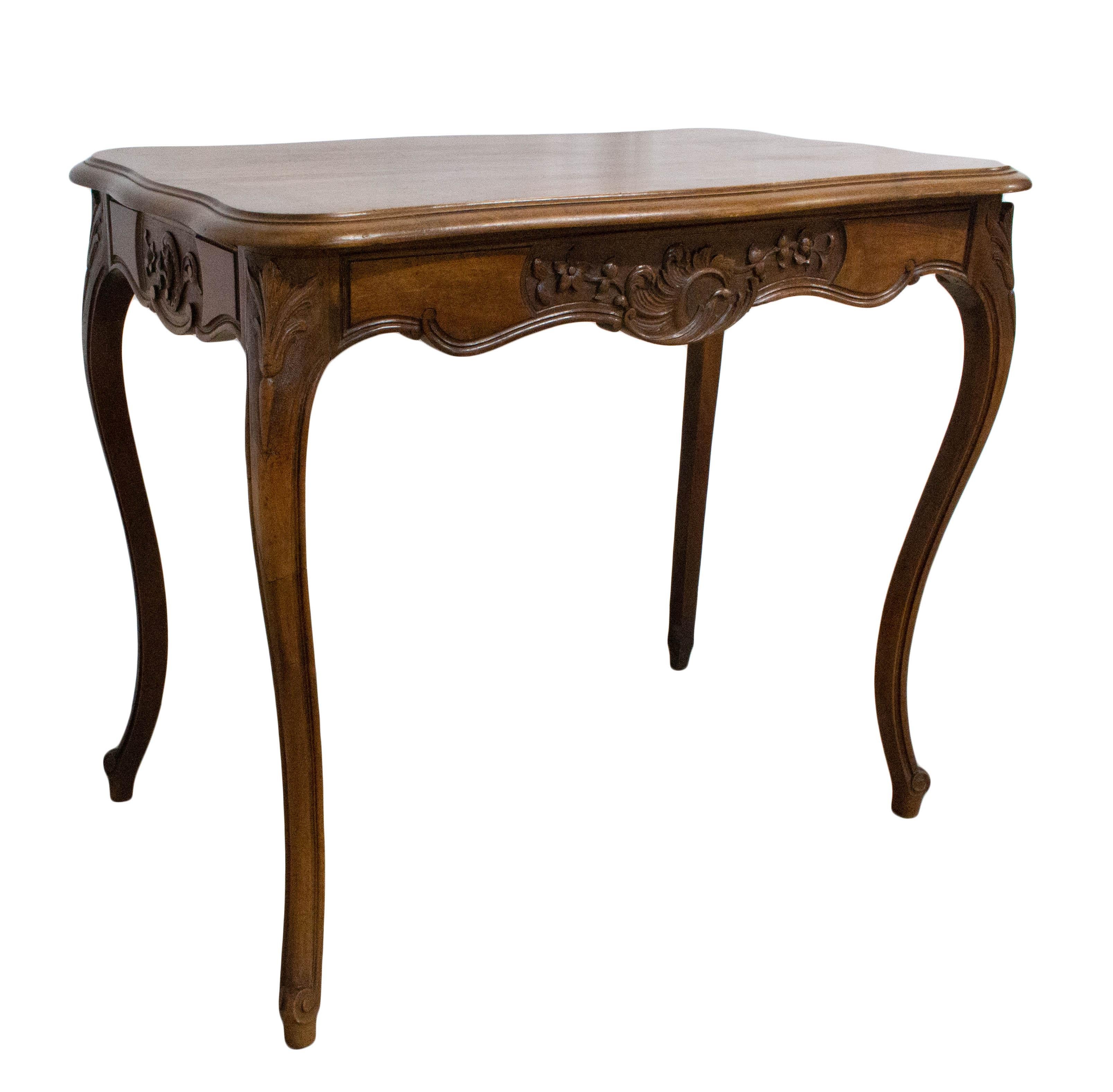 Table d'écriture de style Rocaille, petit bureau ou table d'appoint, vers 1950.
Bon état

Pour l'expédition :
L 89,5, P 52,5, H 75 8,6kg.