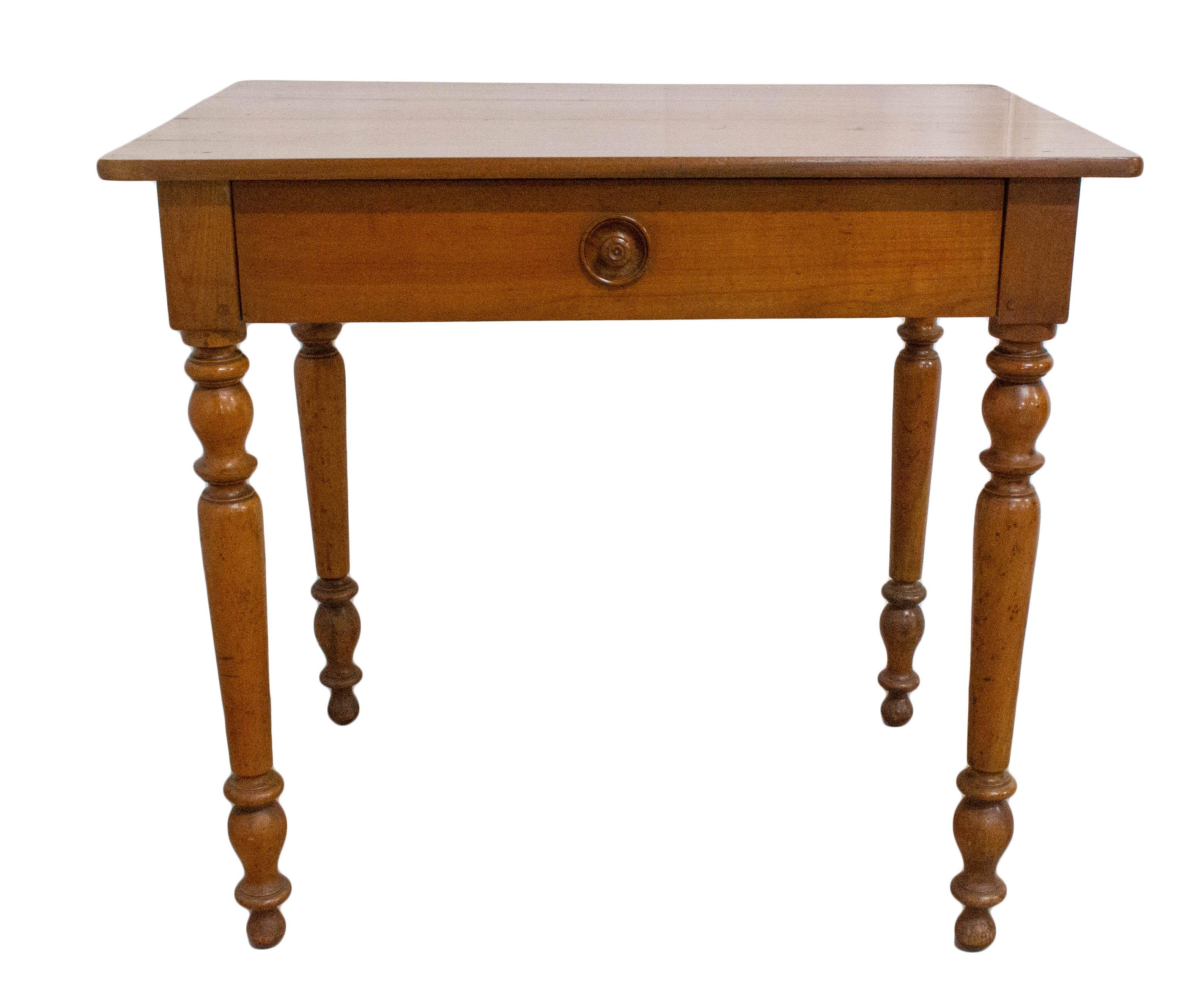 French Louis Philippe writing table, 19th century, desk or side table
Cherrywood, one drawer
Very good condition.

For shipping: W 79, H 72, P 57 cm 12 kg.