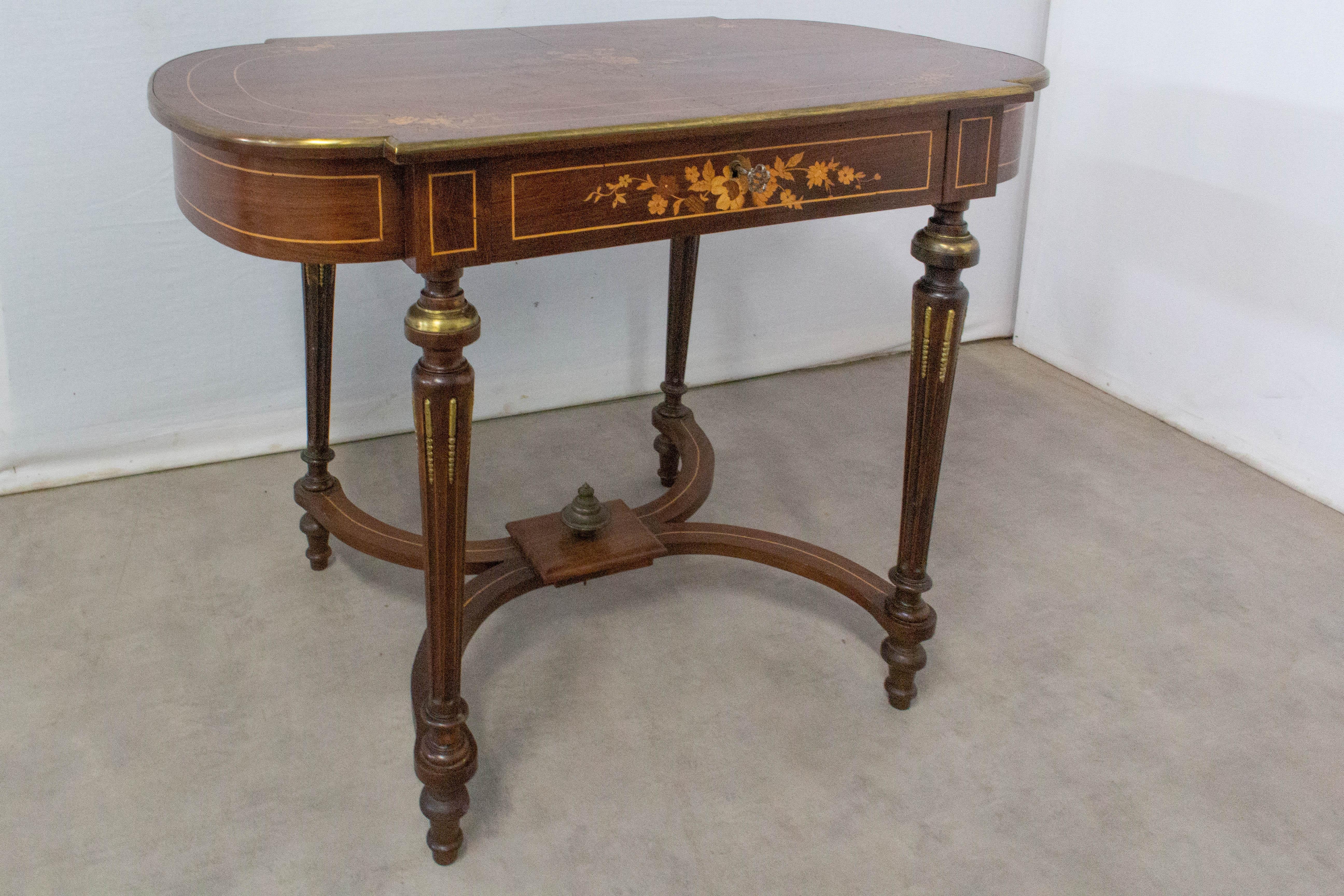 French Writing Table Louis XVI Style Floral Inlays, 19th Century In Good Condition In Labrit, Landes