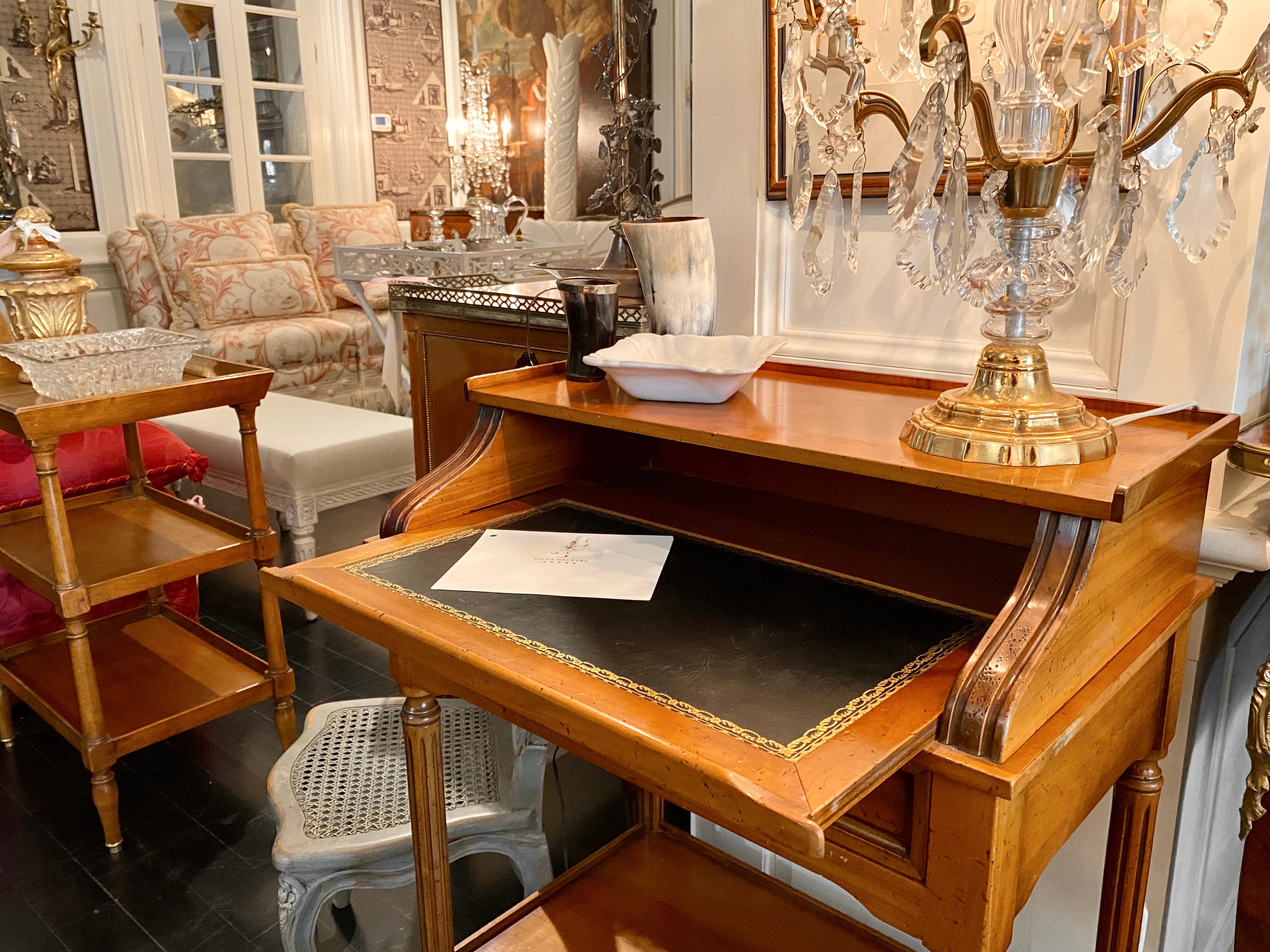 French Writing Table on Casters, Pull-Out Gilt-Tooled Leather Top In Good Condition For Sale In Montreal, Quebec