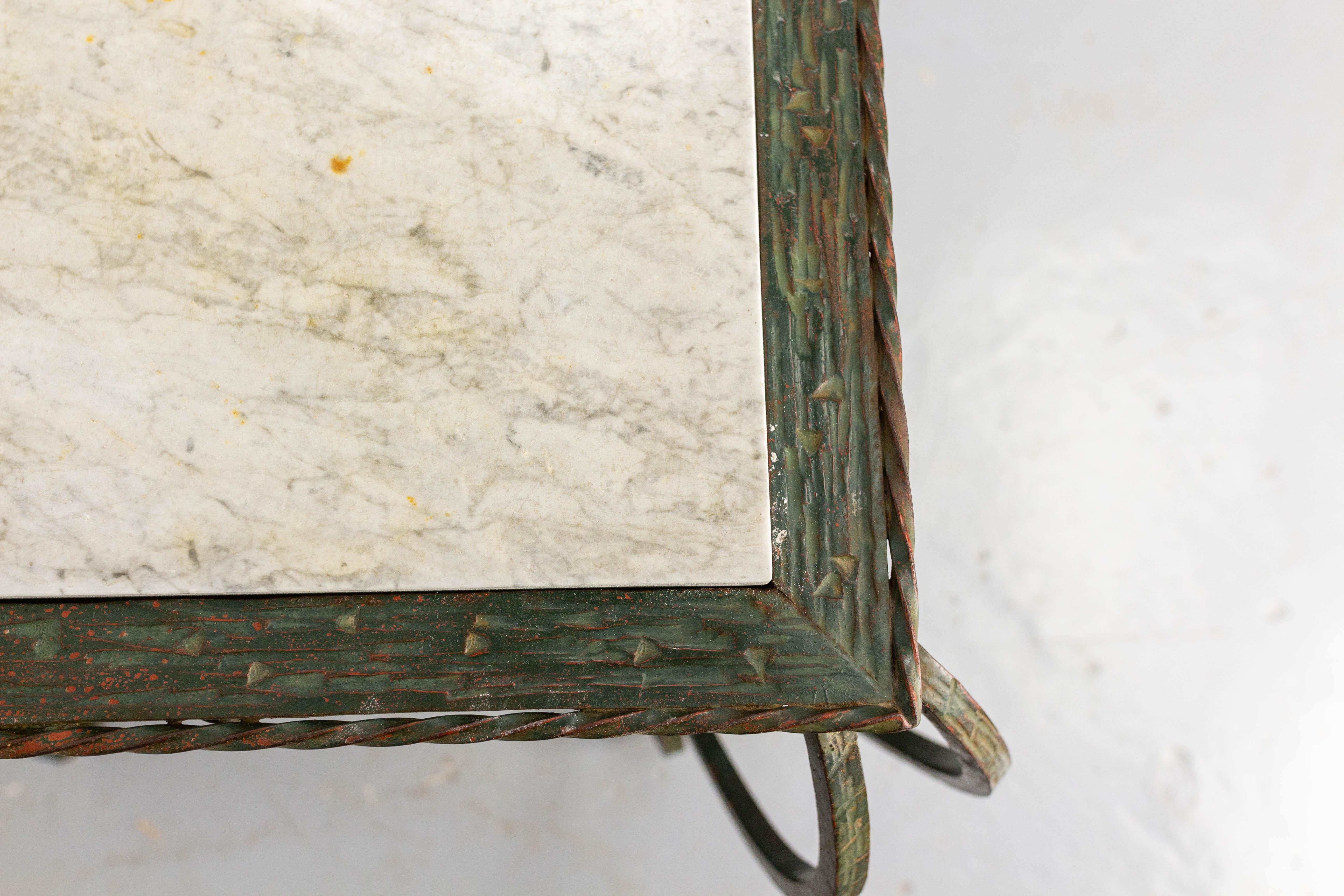 20ième siècle Table basse française en fer forgé et plateau en marbre, vers 1960 en vente