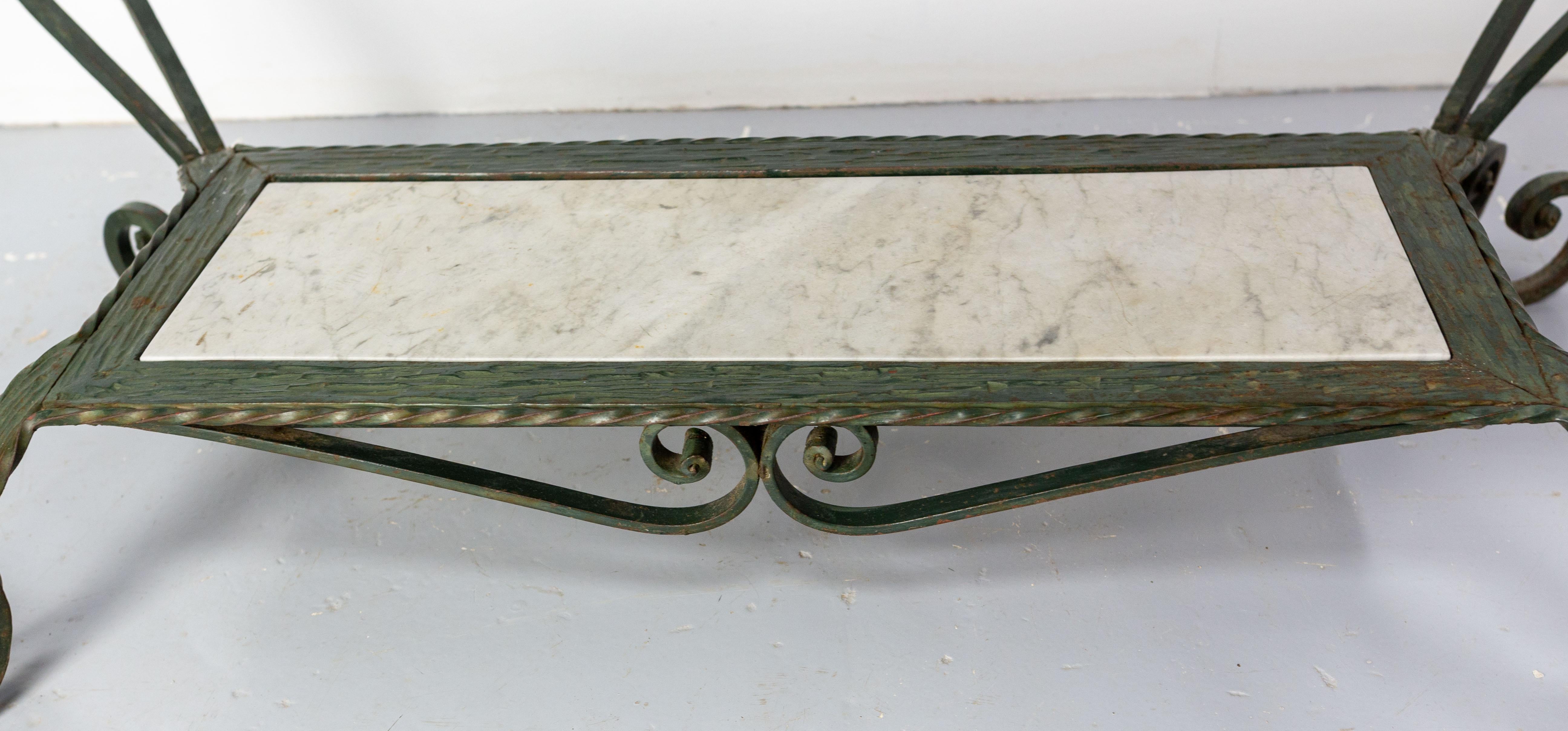 Fer forgé Table basse française en fer forgé et plateau en marbre, vers 1960 en vente