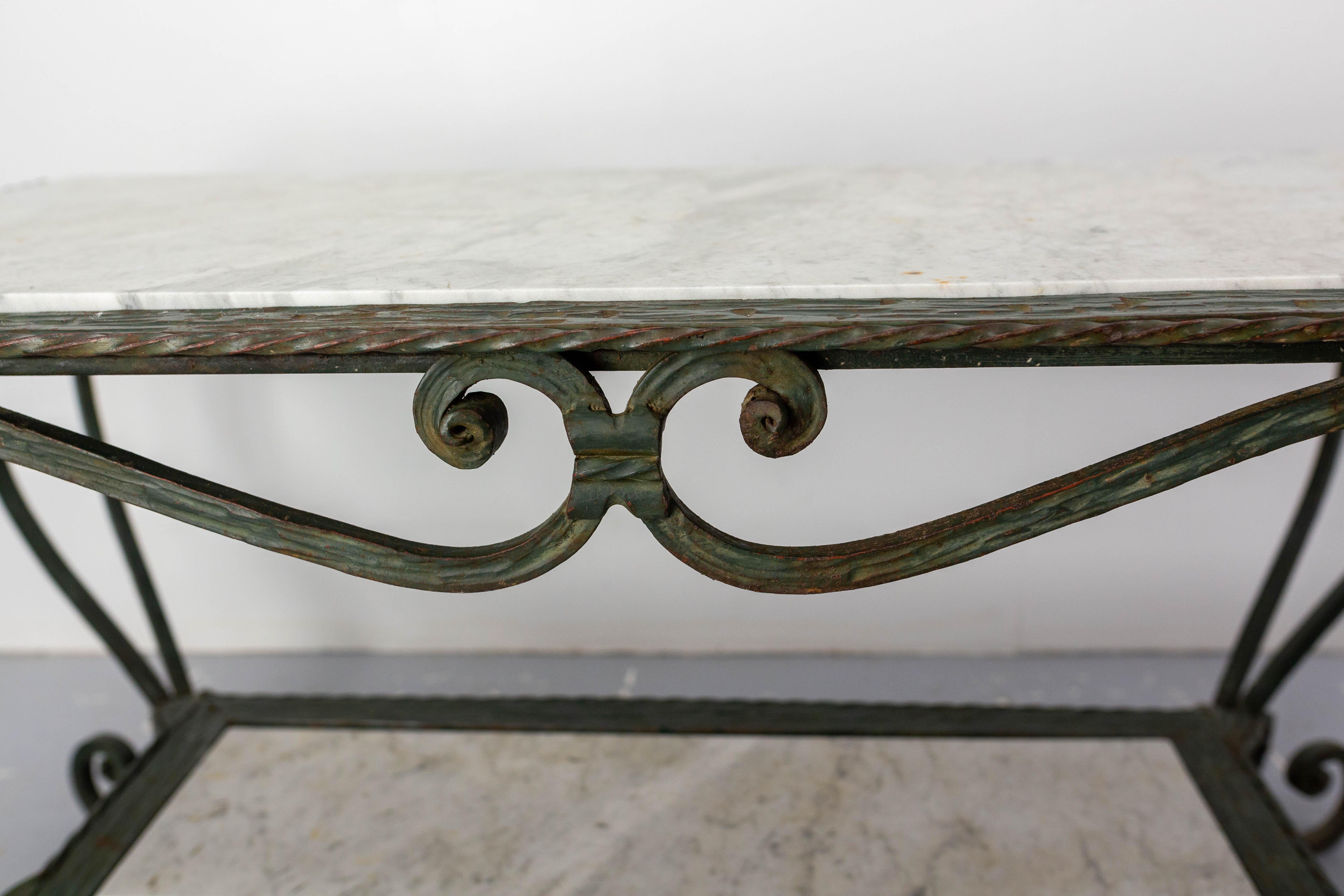 Table basse française en fer forgé et plateau en marbre, vers 1960 en vente 1