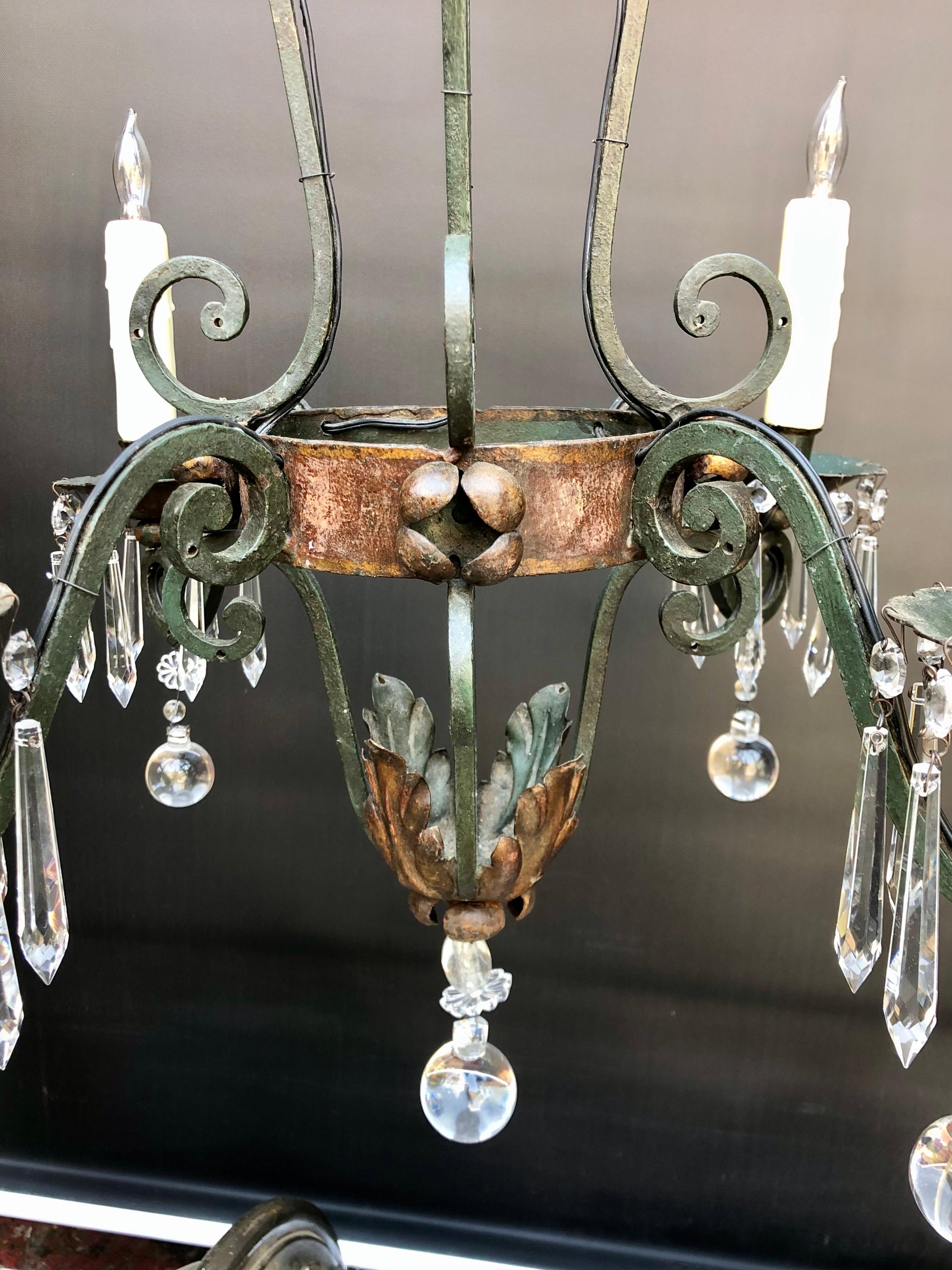 Français Lustre français en fer forgé et cristal, datant d'environ 1900