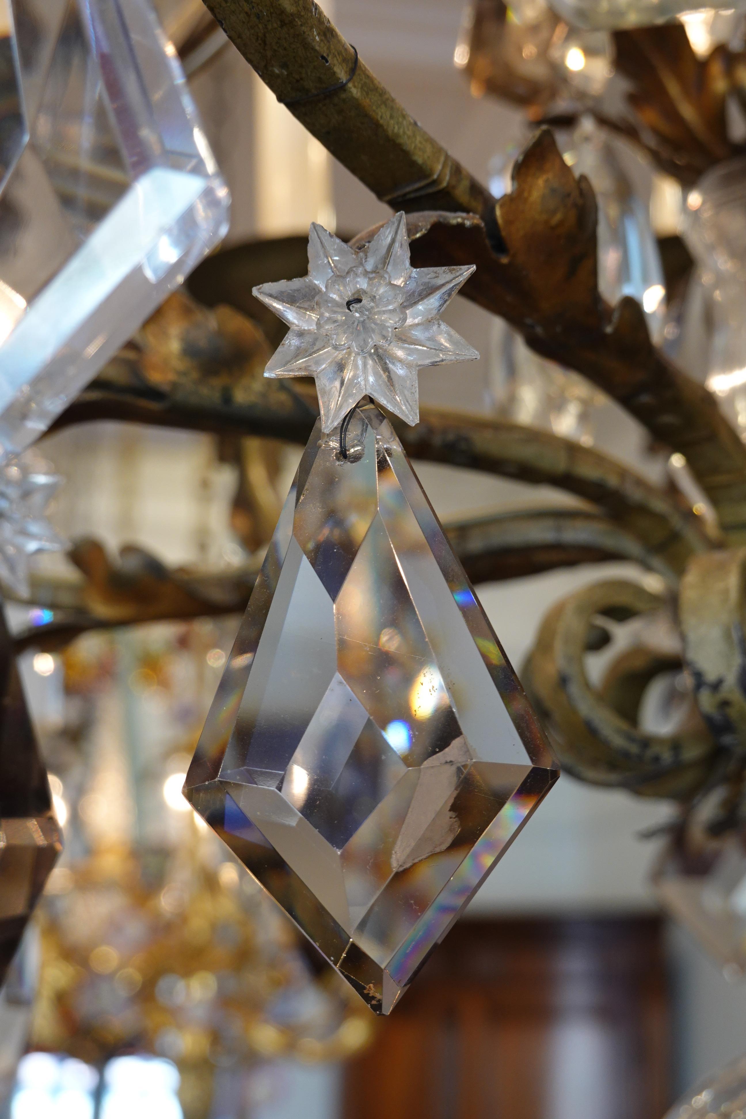 Cristallo Lampadario francese in ferro battuto e cristalli con 12 luci in vendita