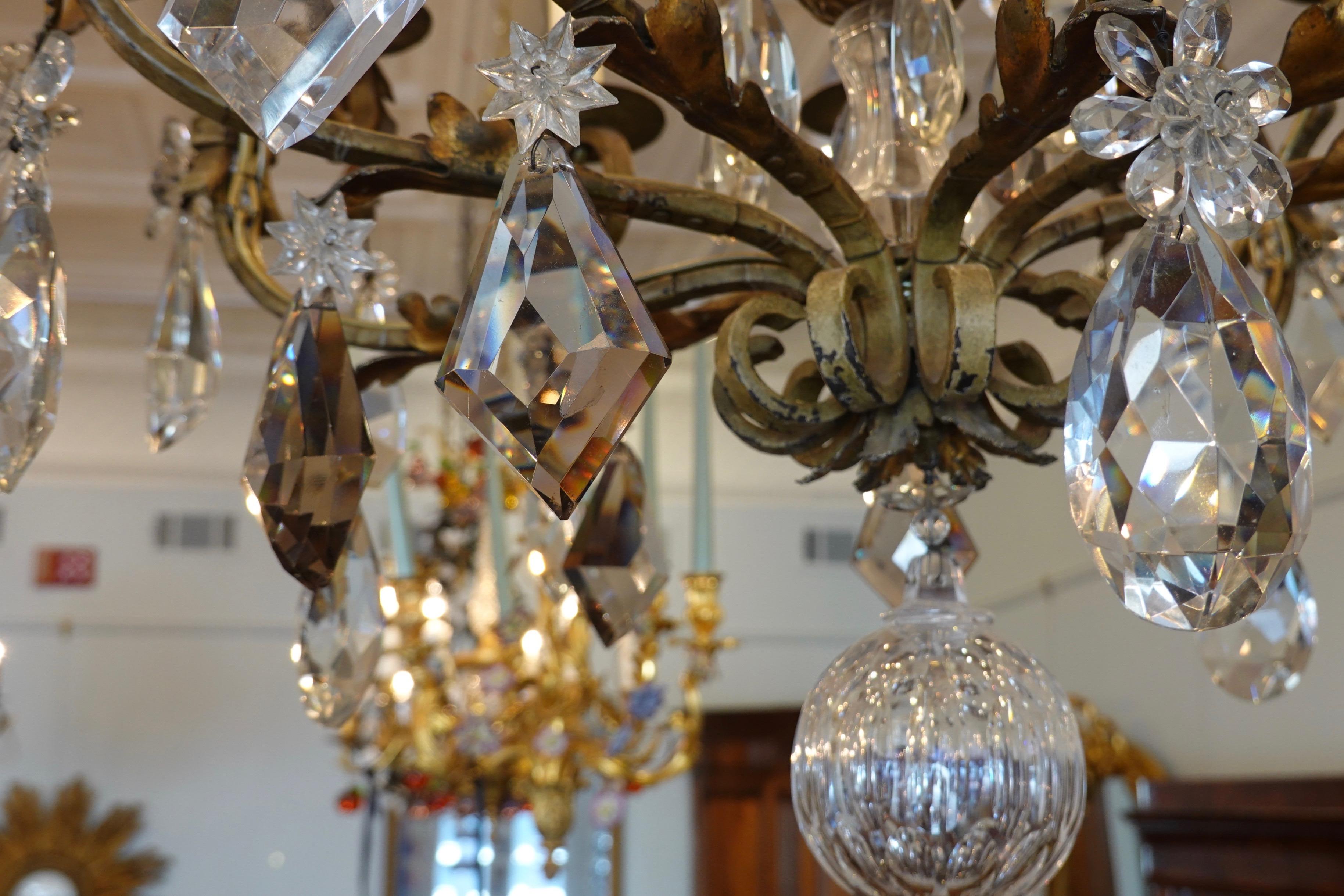Lampadario francese in ferro battuto e cristalli con 12 luci in vendita 1