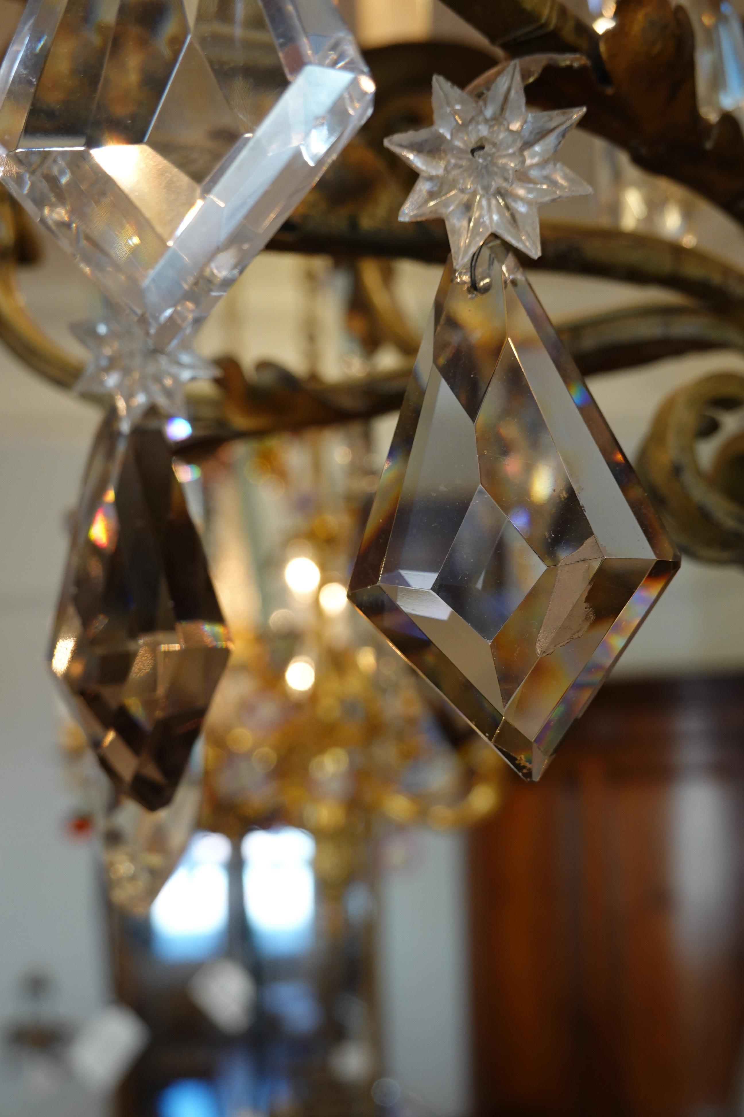 Lampadario francese in ferro battuto e cristalli con 12 luci in vendita 2