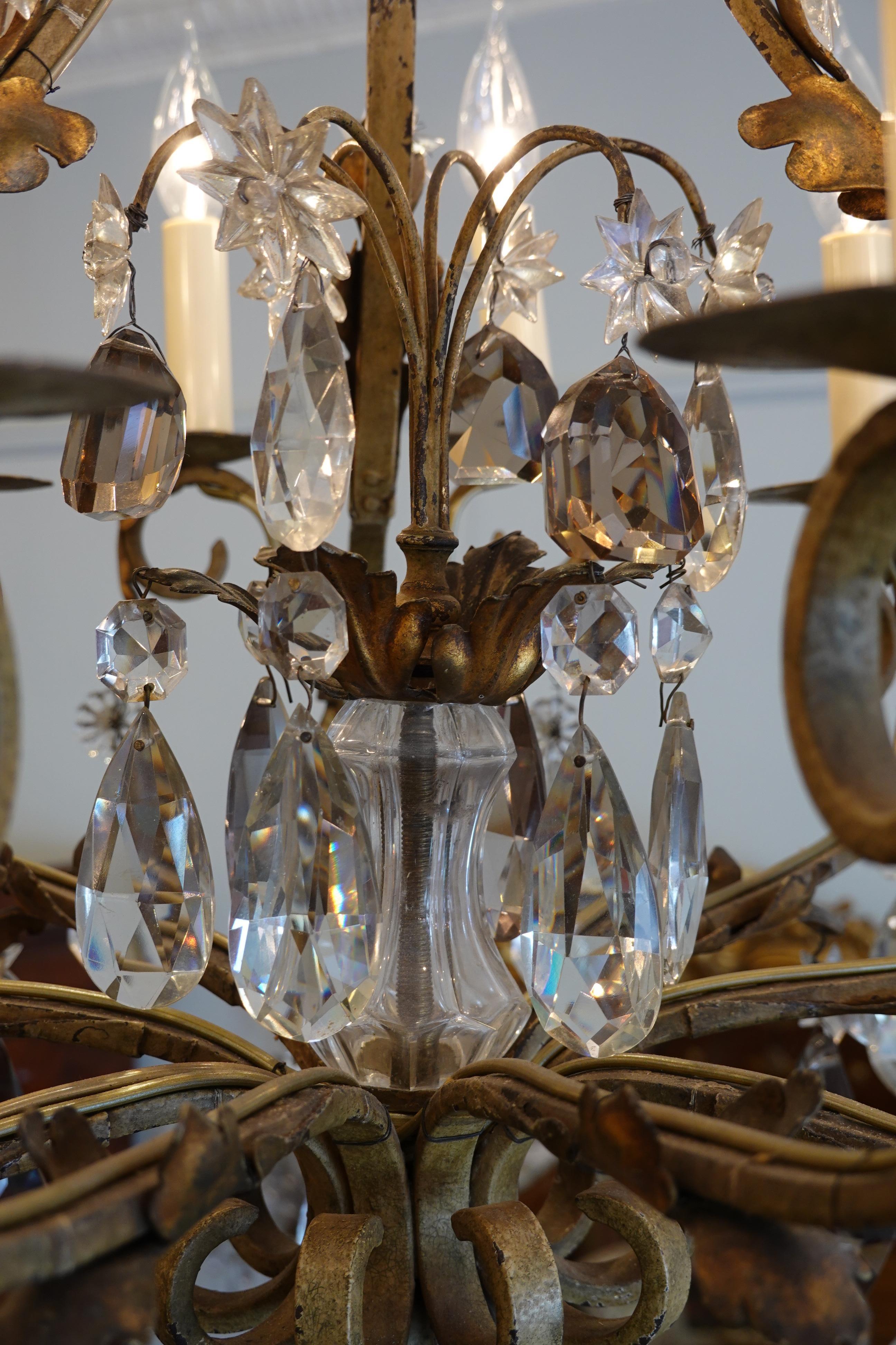 Stile provenzale Lampadario francese in ferro battuto e cristalli con 12 luci in vendita