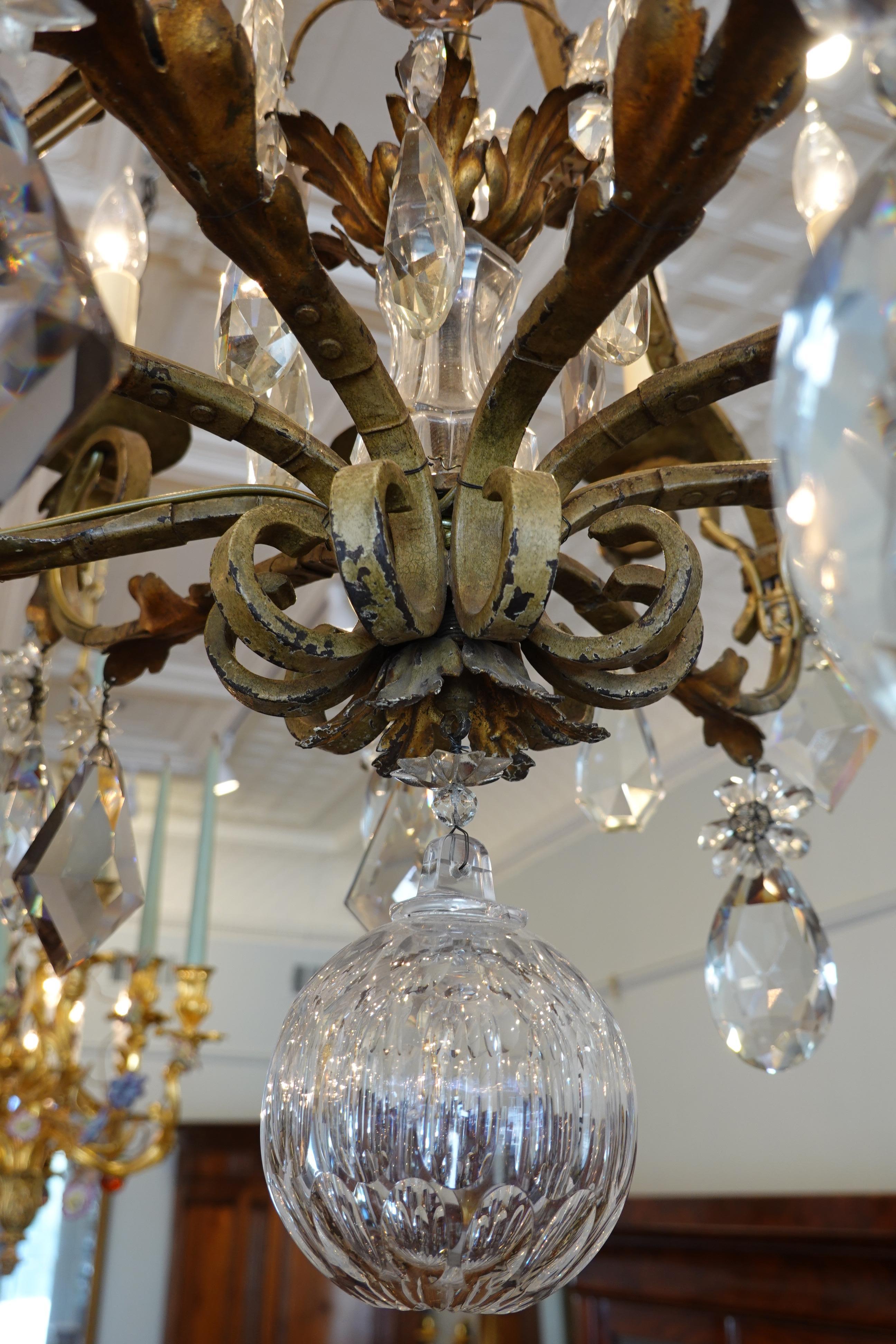 Francese Lampadario francese in ferro battuto e cristalli con 12 luci in vendita