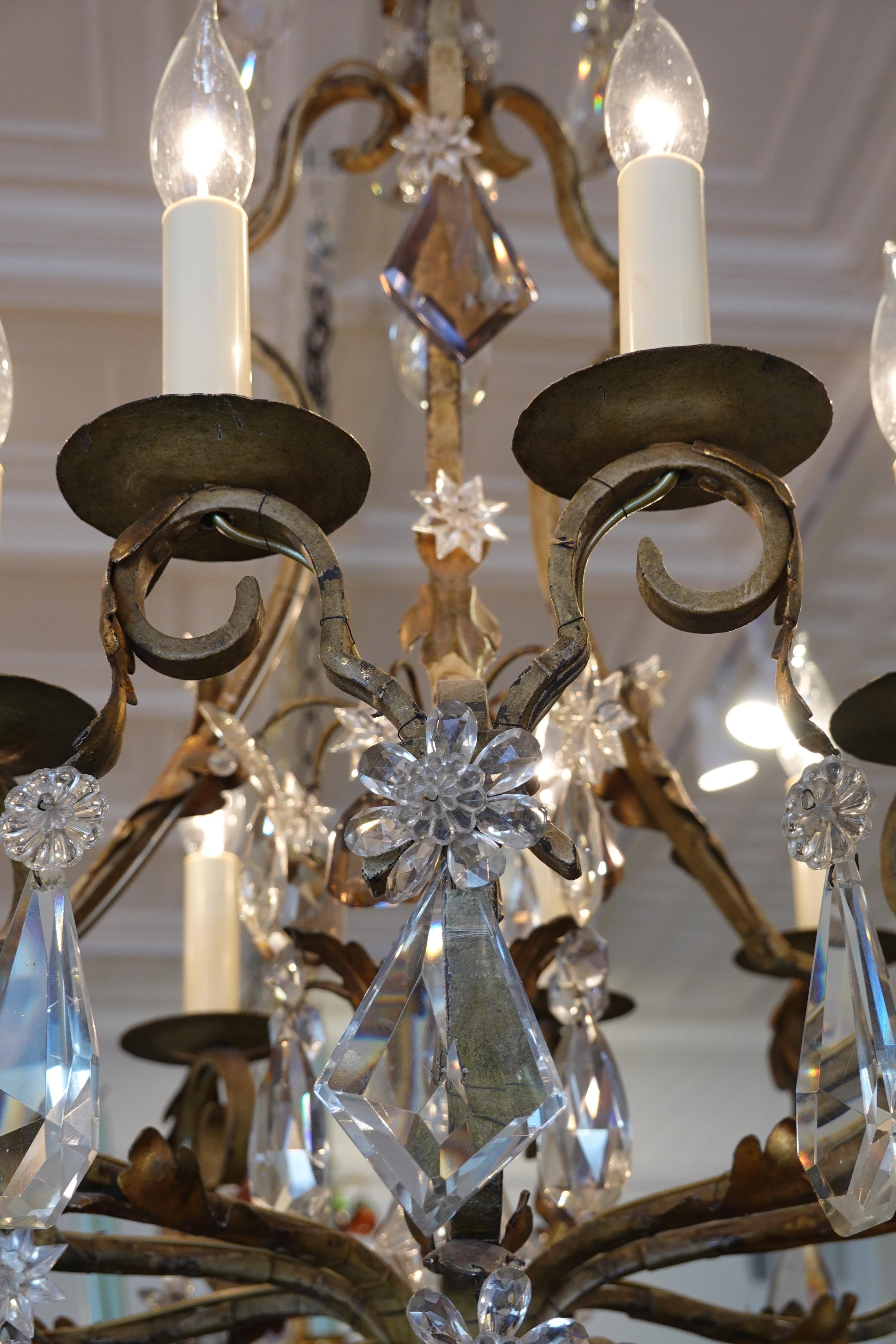 XX secolo Lampadario francese in ferro battuto e cristalli con 12 luci in vendita