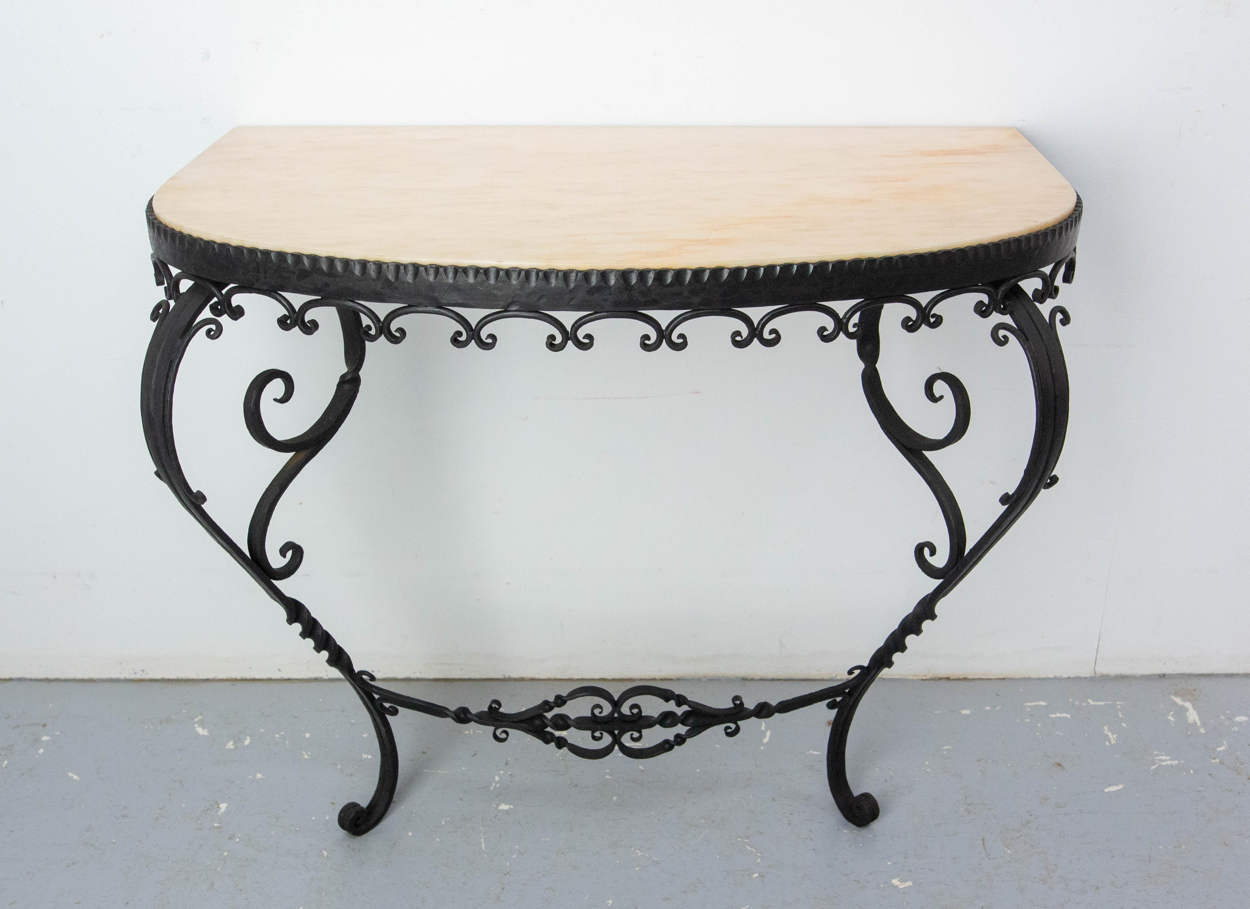 Consola Demi-lune de hierro forjado y mármol fabricada hacia 1960 en Francia.
Pocas marcas de óxido en los laterales de las placas de mármol, que no molestan (ver fotos)
Sólida y sólida.
Este artículo se entrega desmontado

Envío:
56/ 71 17 cm 21