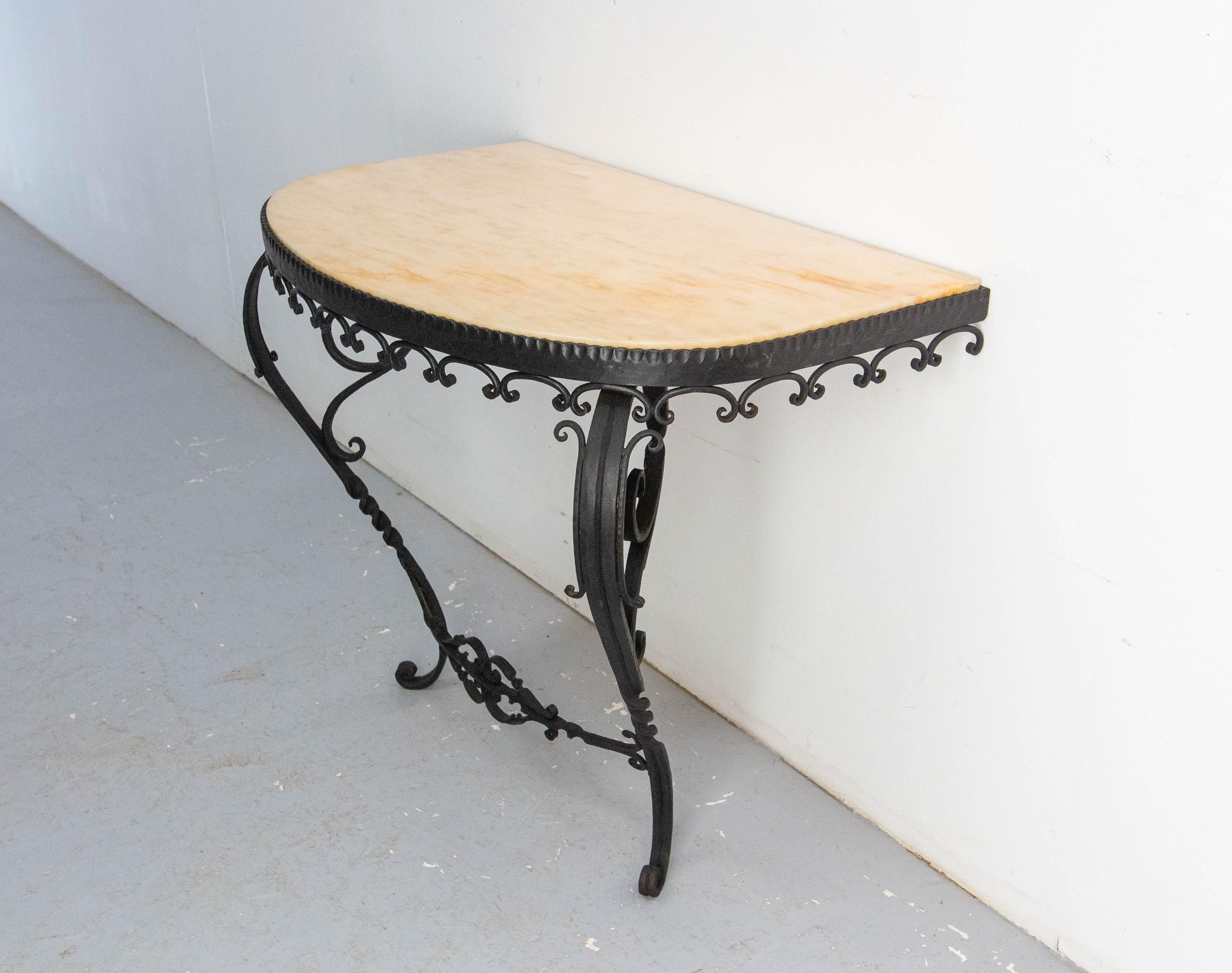Consola francesa de hierro forjado y tapa de mármol, estilo Luis XV, mediados de siglo Francés en venta
