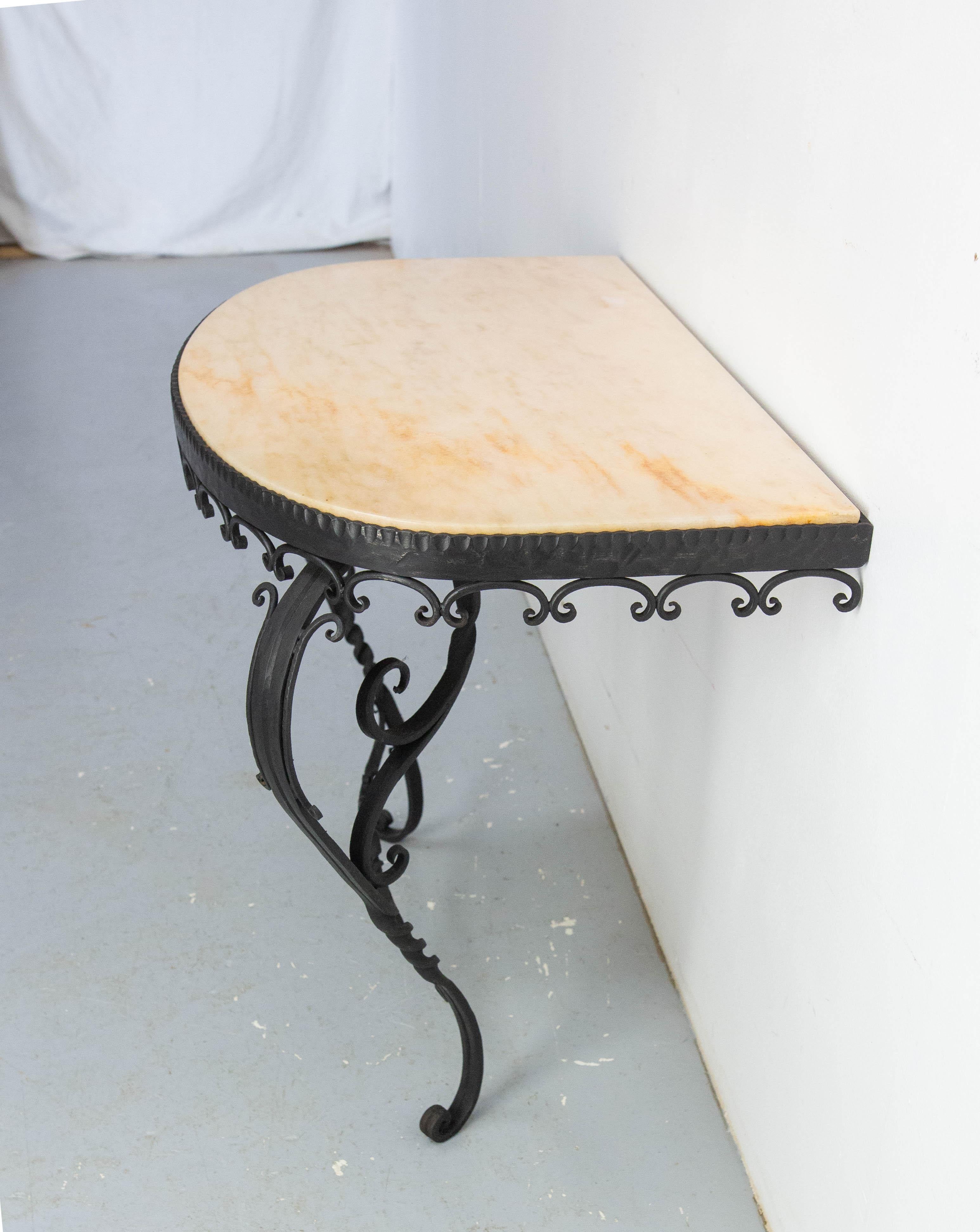 Consola francesa de hierro forjado y tapa de mármol, estilo Luis XV, mediados de siglo mediados del siglo XX en venta