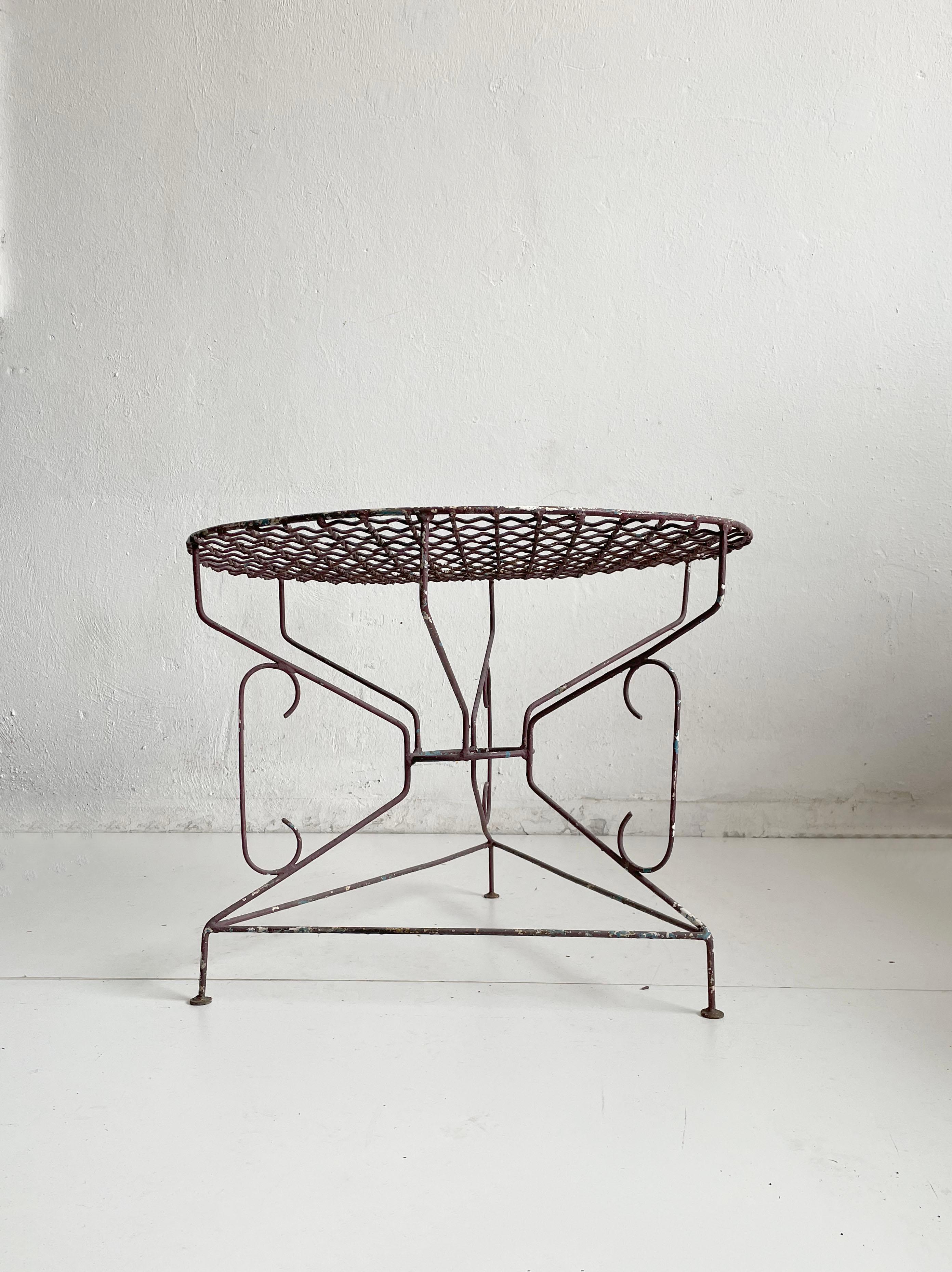 French Wrought Iron and Metal Mesh Garden Patio Cafe Coffee Table, ca 1950s For Sale 4