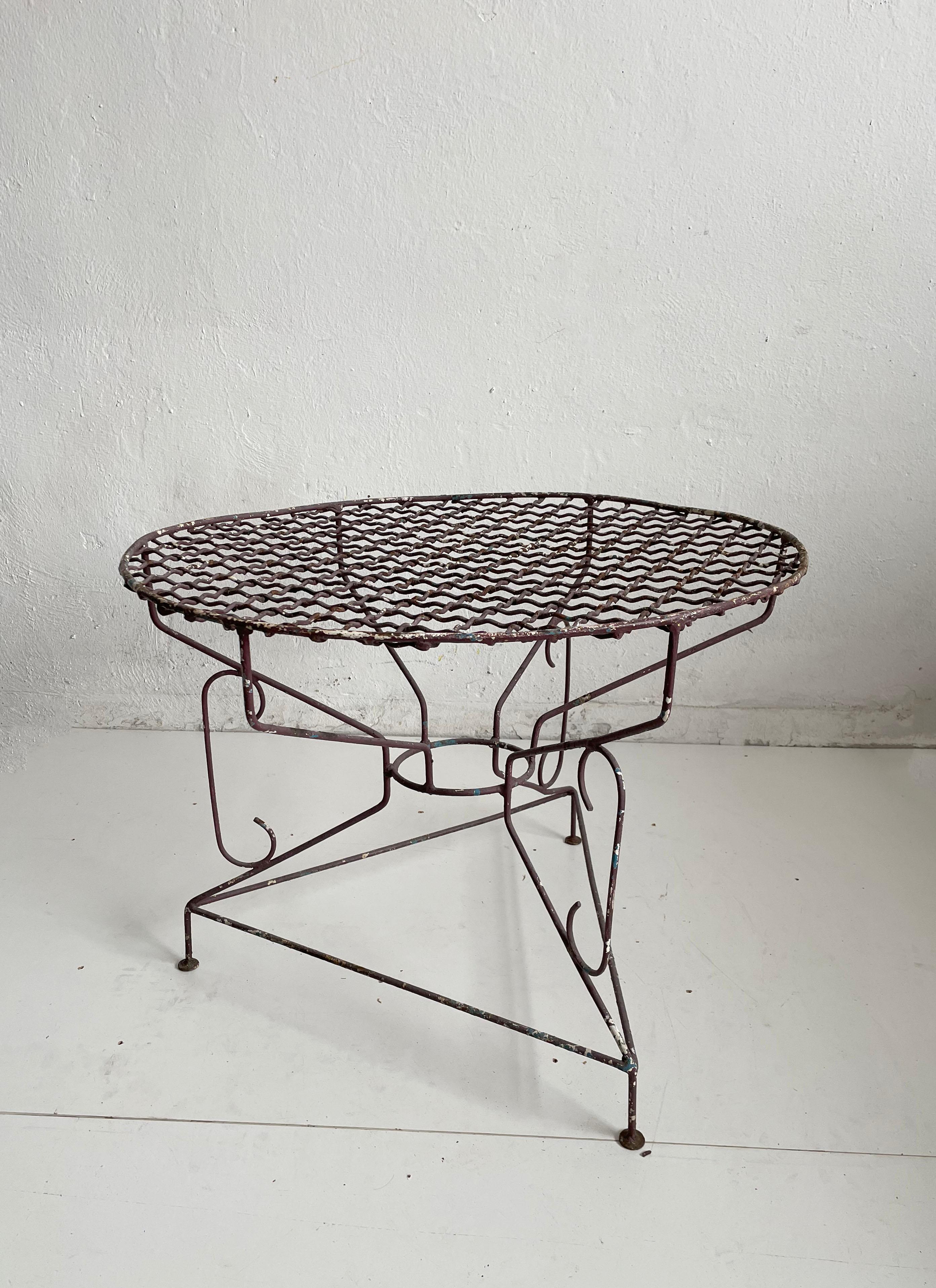 French Wrought Iron and Metal Mesh Garden Patio Cafe Coffee Table, ca 1950s In Distressed Condition For Sale In Zagreb, HR