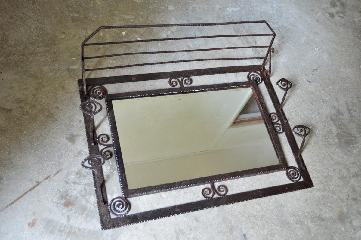 Coat rack / hat holder.

Art Deco, circa 1930.

Nice work of metalworker. 1 mirror, 4 hooks, 1 shelf with bars to put hats, boxes, etc ...

Good condition, see photos.

Dimensions: 
Large 80 cm 
Height 62 cm 
Depth 25 cm.