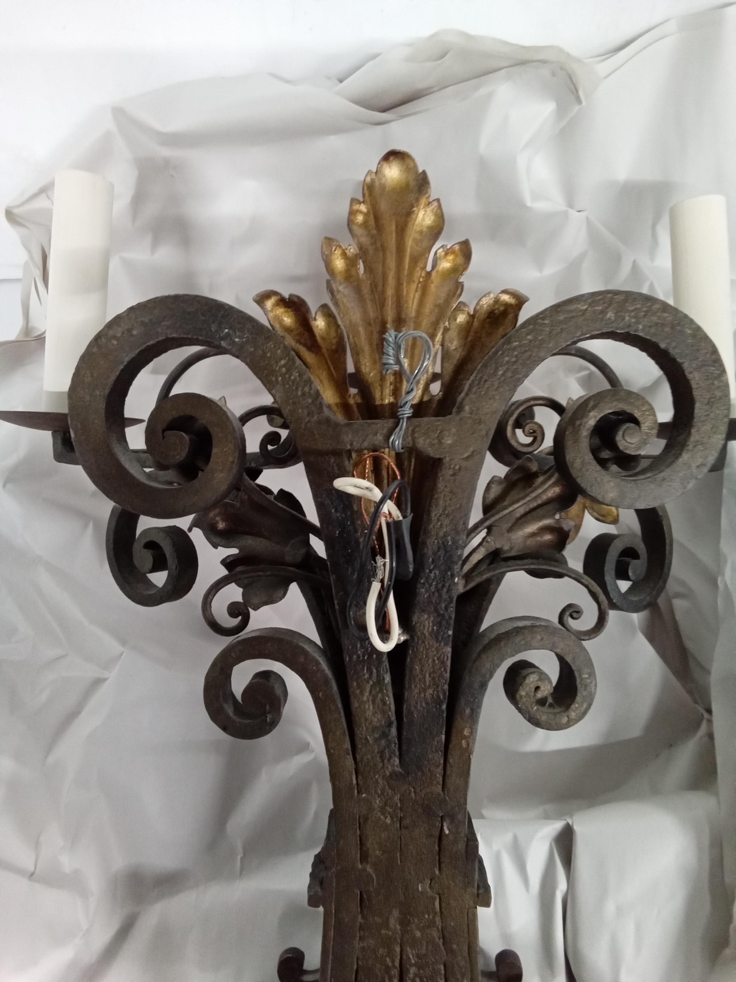 Apliques franceses de hierro forjado y parqué dorado, hacia 1930 2