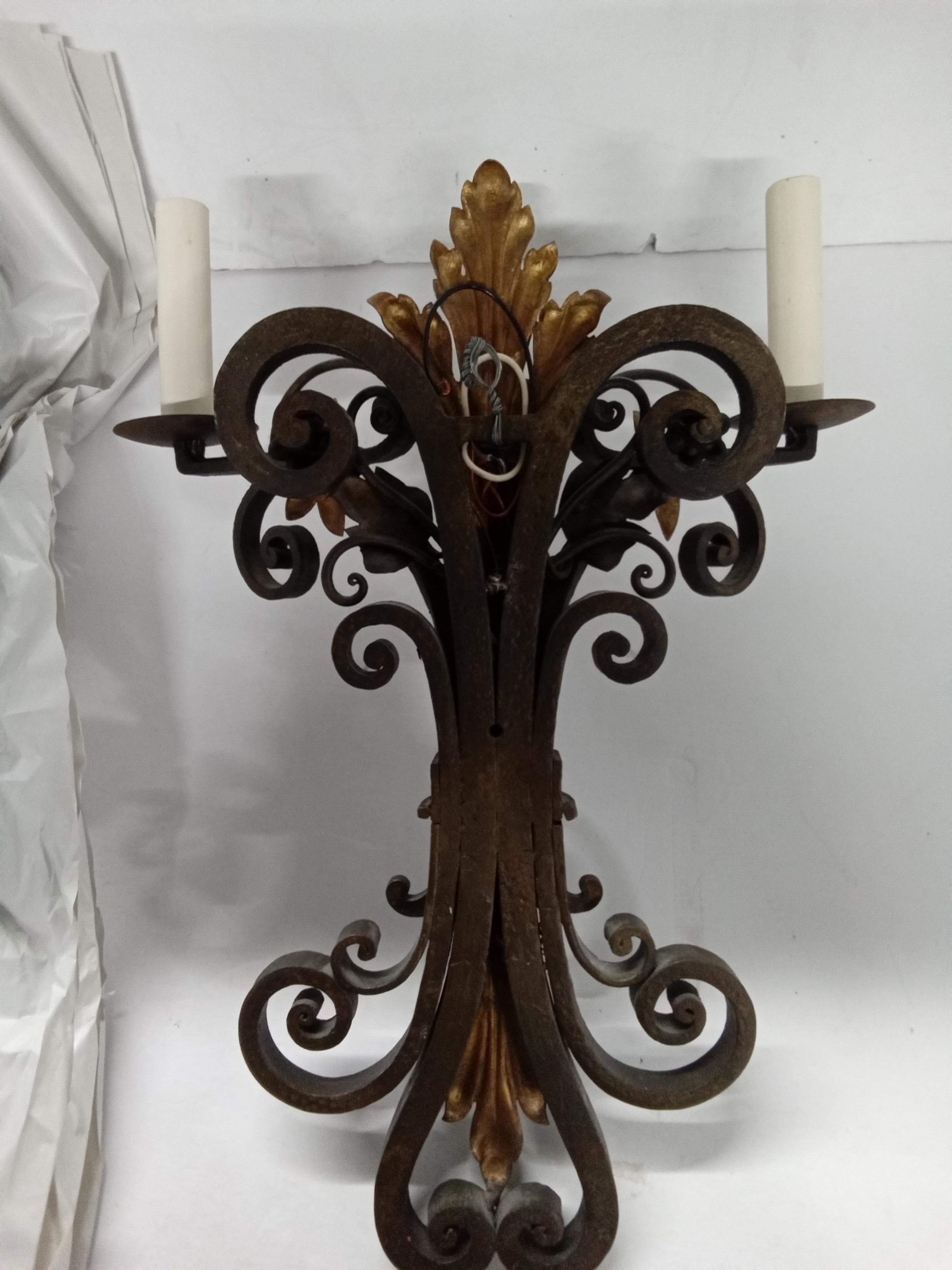 Apliques franceses de hierro forjado y parqué dorado, hacia 1930 3