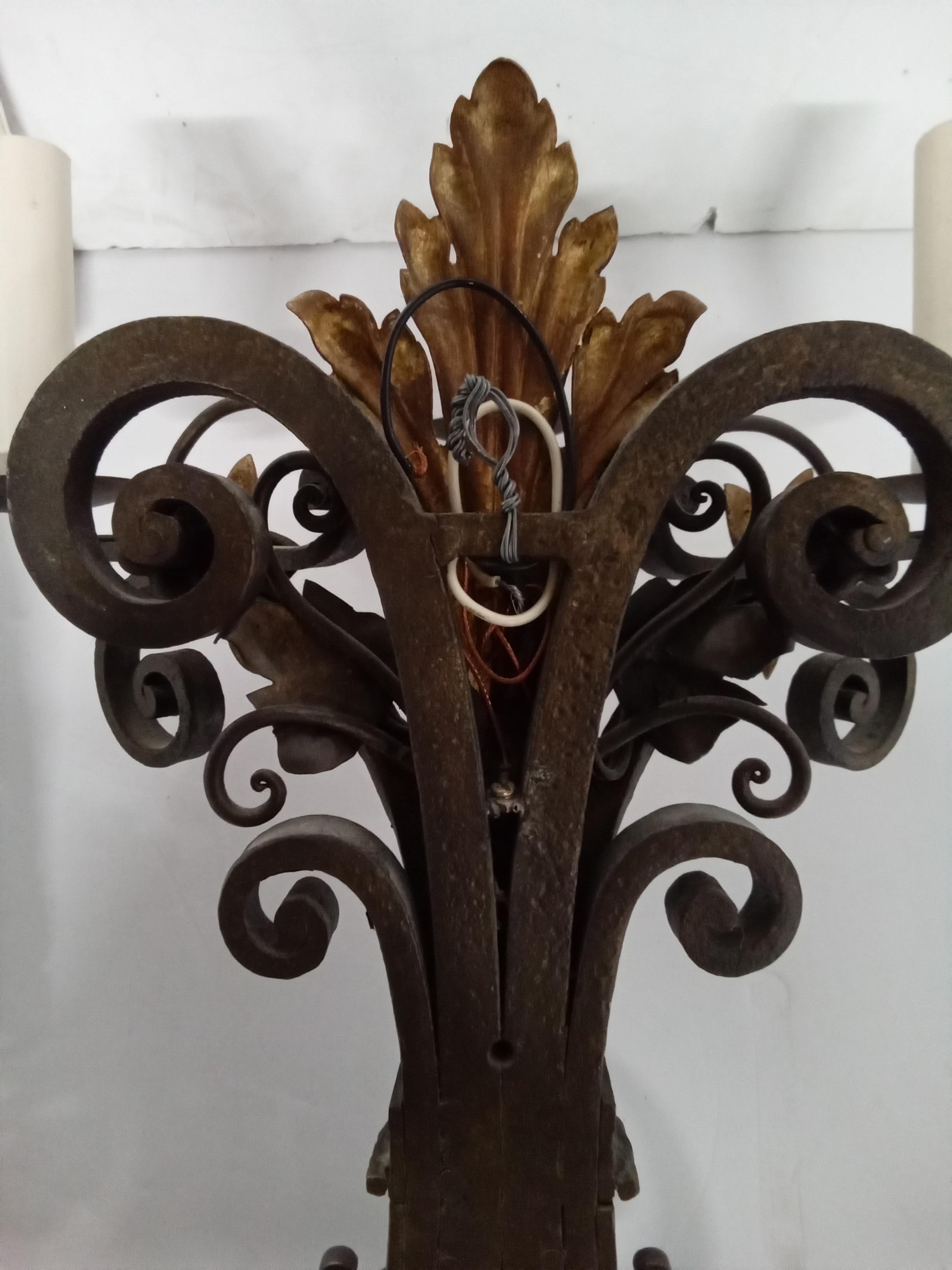 Apliques franceses de hierro forjado y parqué dorado, hacia 1930 4