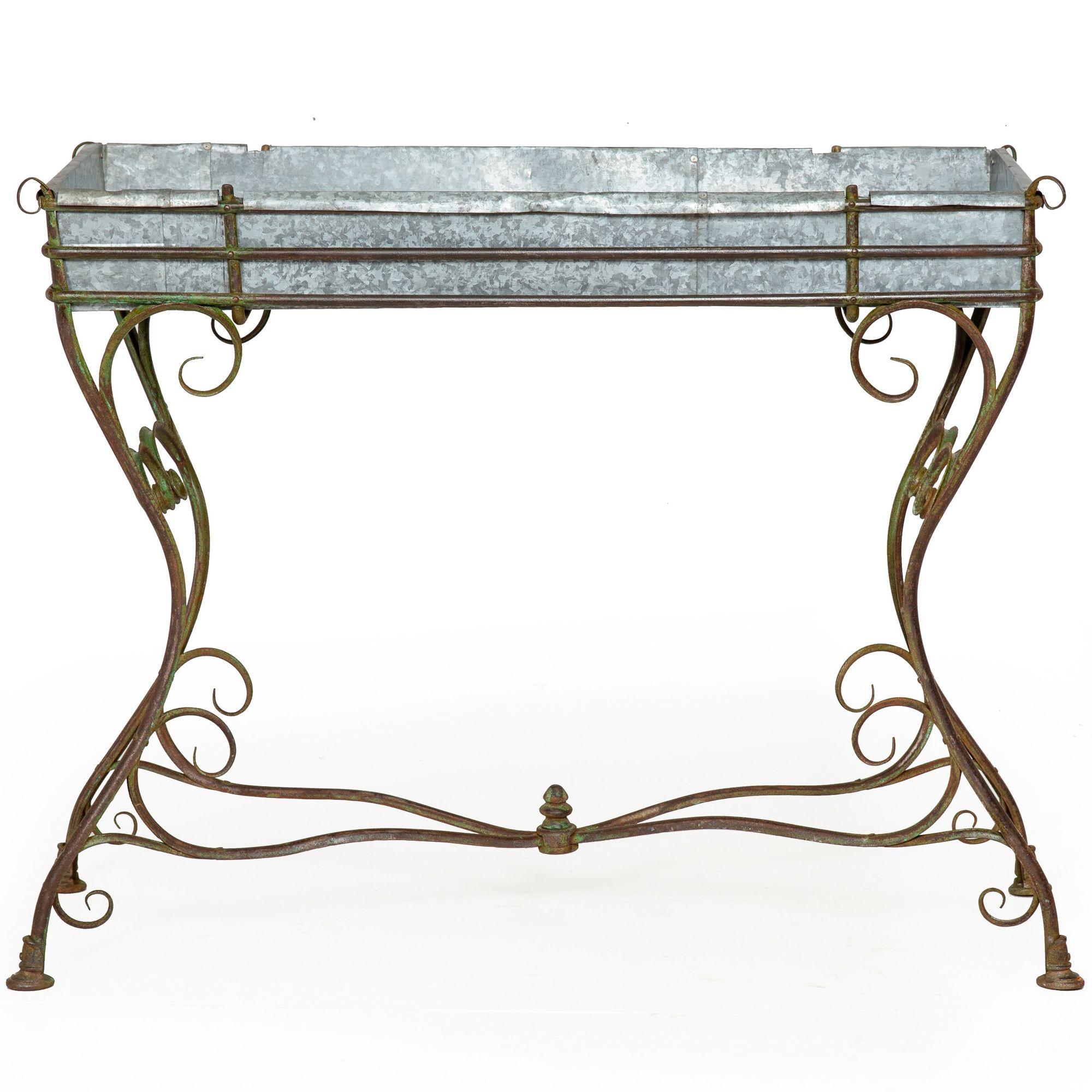 JARDINERA O MACETERO DE ARRAS DE HIERRO FORJADO FRANCÉS
Circa finales del siglo XIX/principios del XX, con un inserto de zinc

36