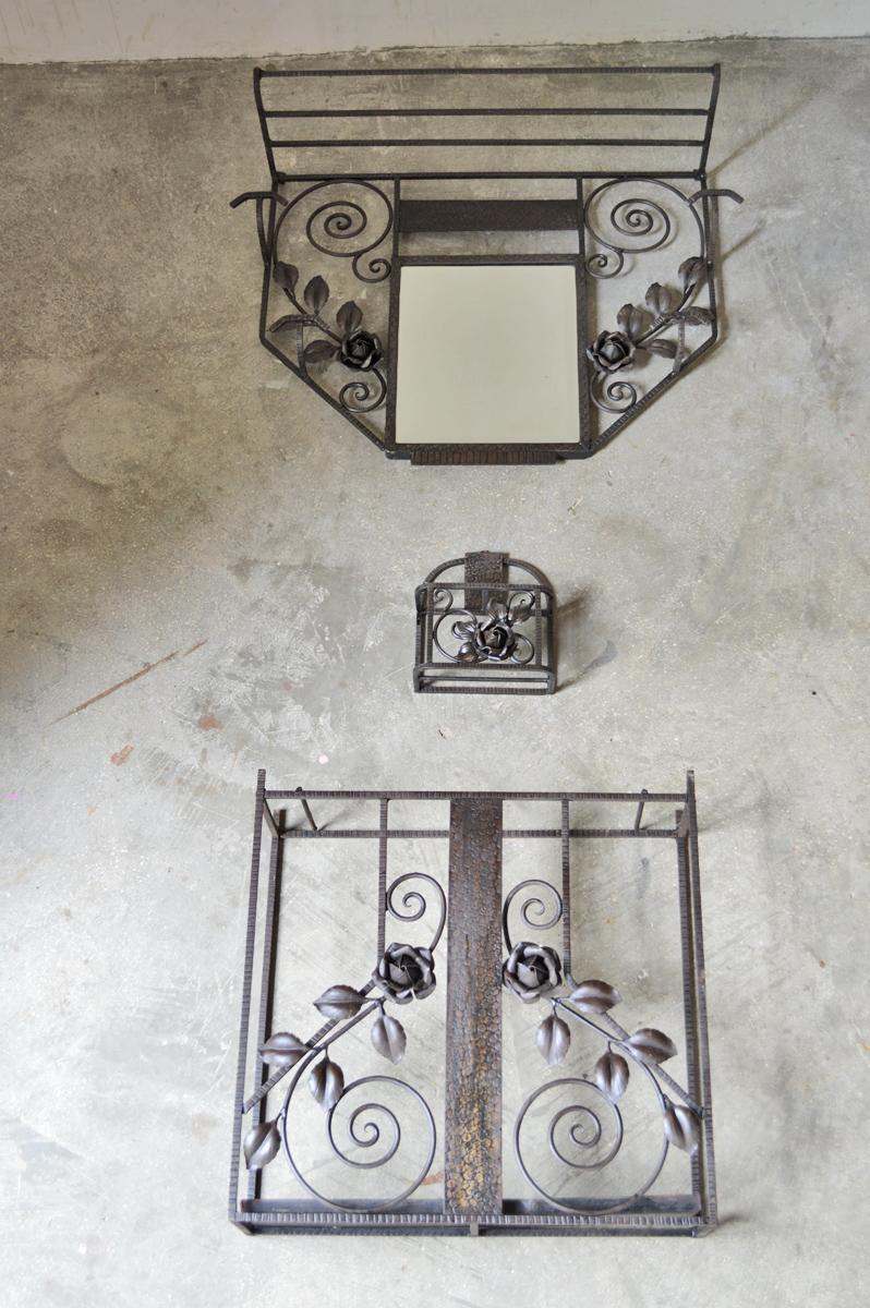 Wrought iron coat rack.

Art Deco production of the 1930s.

Work of beautiful craftsmanship: hammered metal patterns, roses, leaves and scrolls.

It consists of 3 elements:

-Measures: Mirror with hooks 1 bevelled mirror, 4 hooks, a shelf