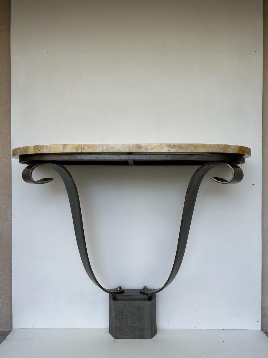Fantastique table console Art déco en fer forgé qui se distingue par ses lignes à la fois saisissantes et épurées.
Les colonnes extérieures présentent une courbe élégante qui se rejoint sur une base rectangulaire et solide.
Le site


Raymond Henri