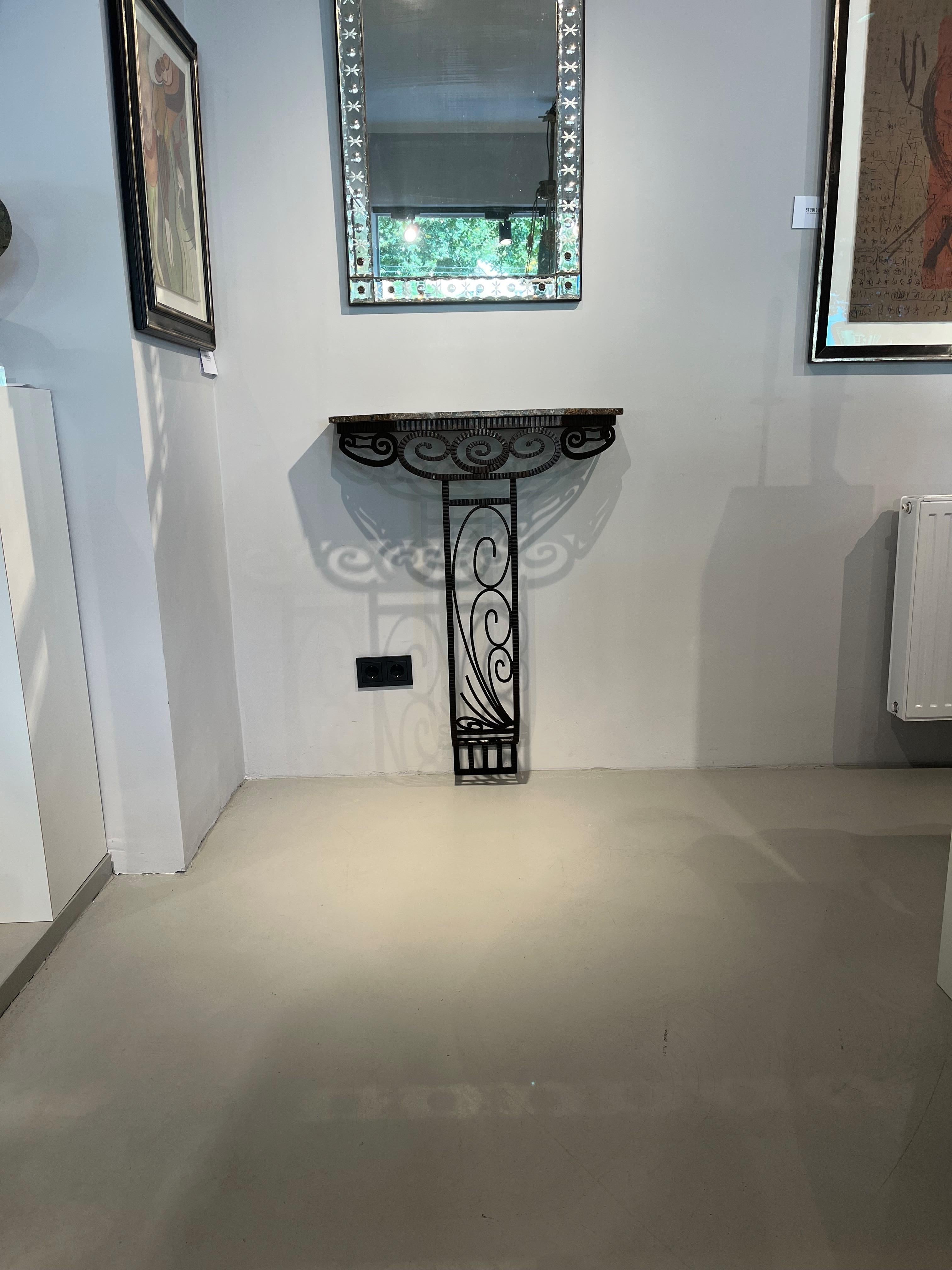 Table console Art Déco en fer forgé français avec plateau en marbre brun-gris, années 1930 en vente 4